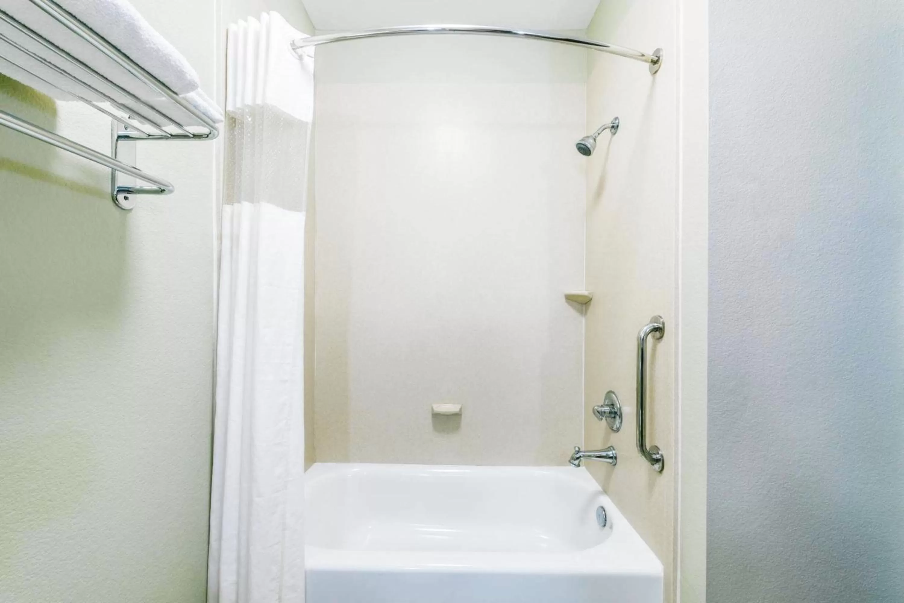 Bathroom in Days Inn & Suites by Wyndham Mineral Wells