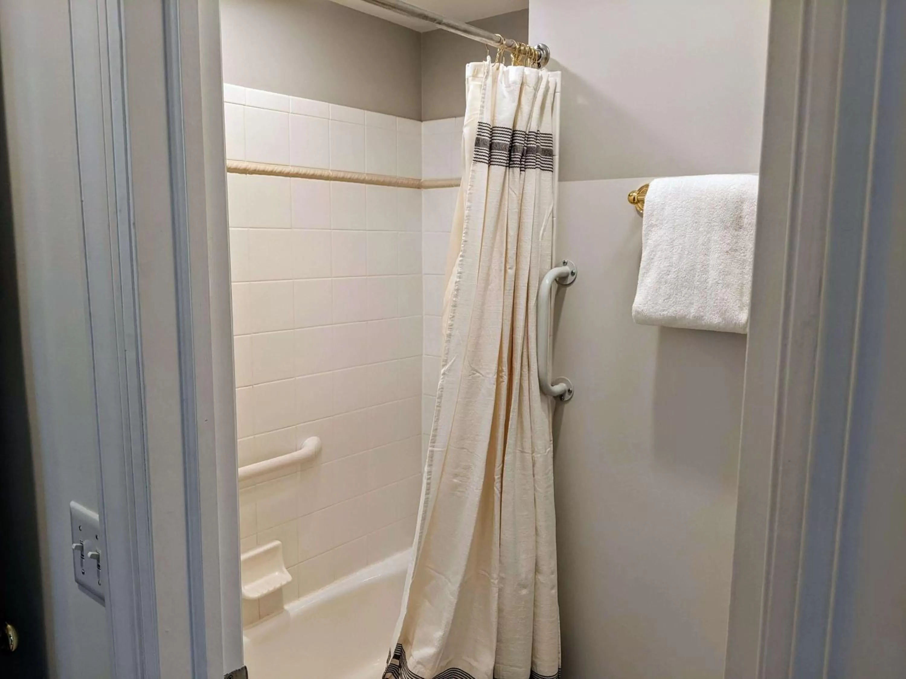 Shower in Stanton House Inn