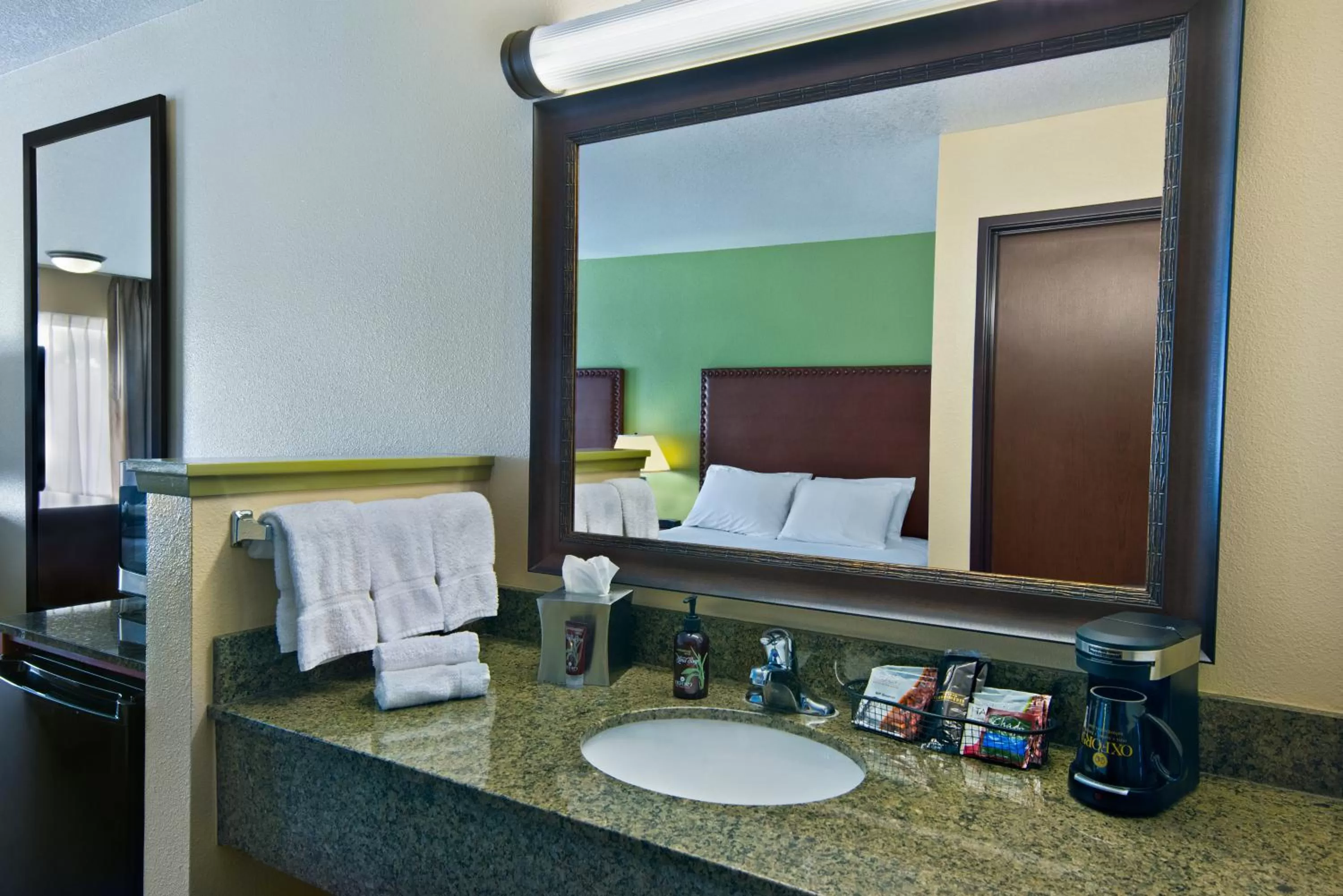 Bathroom, Bed in Oxford Suites Hermiston
