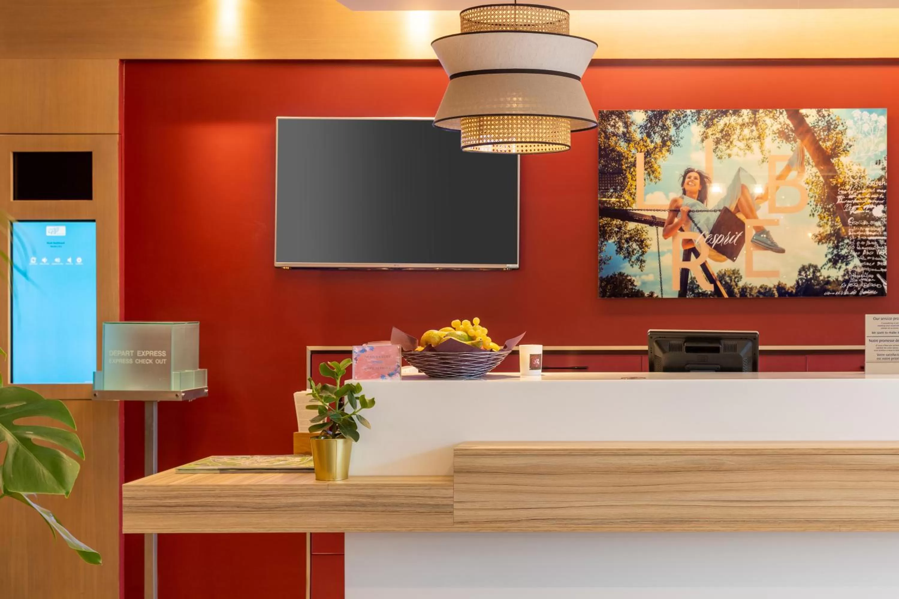 Lobby or reception in Aiden by Best Western Paris Roissy CDG