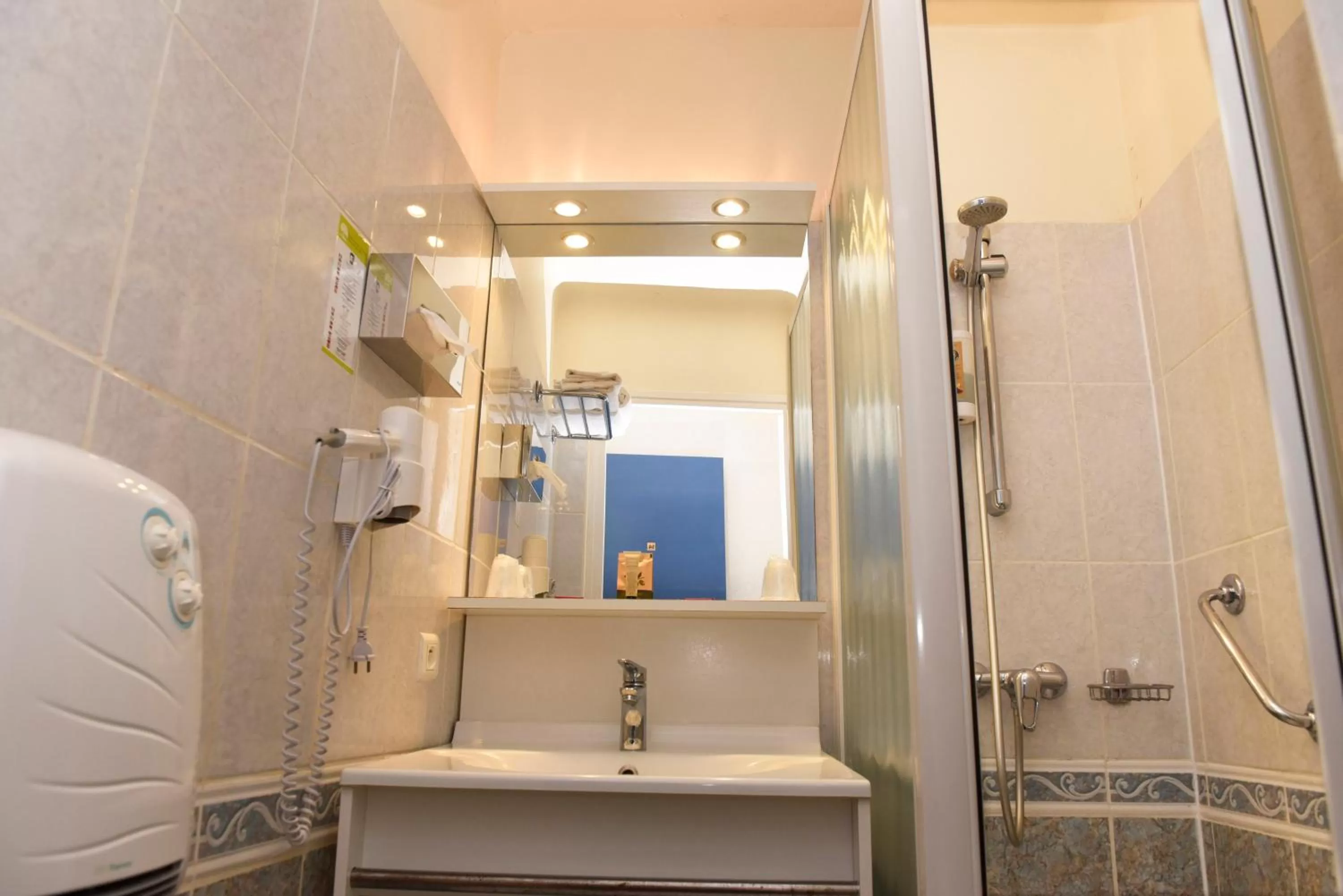 Shower in Azur Hôtel