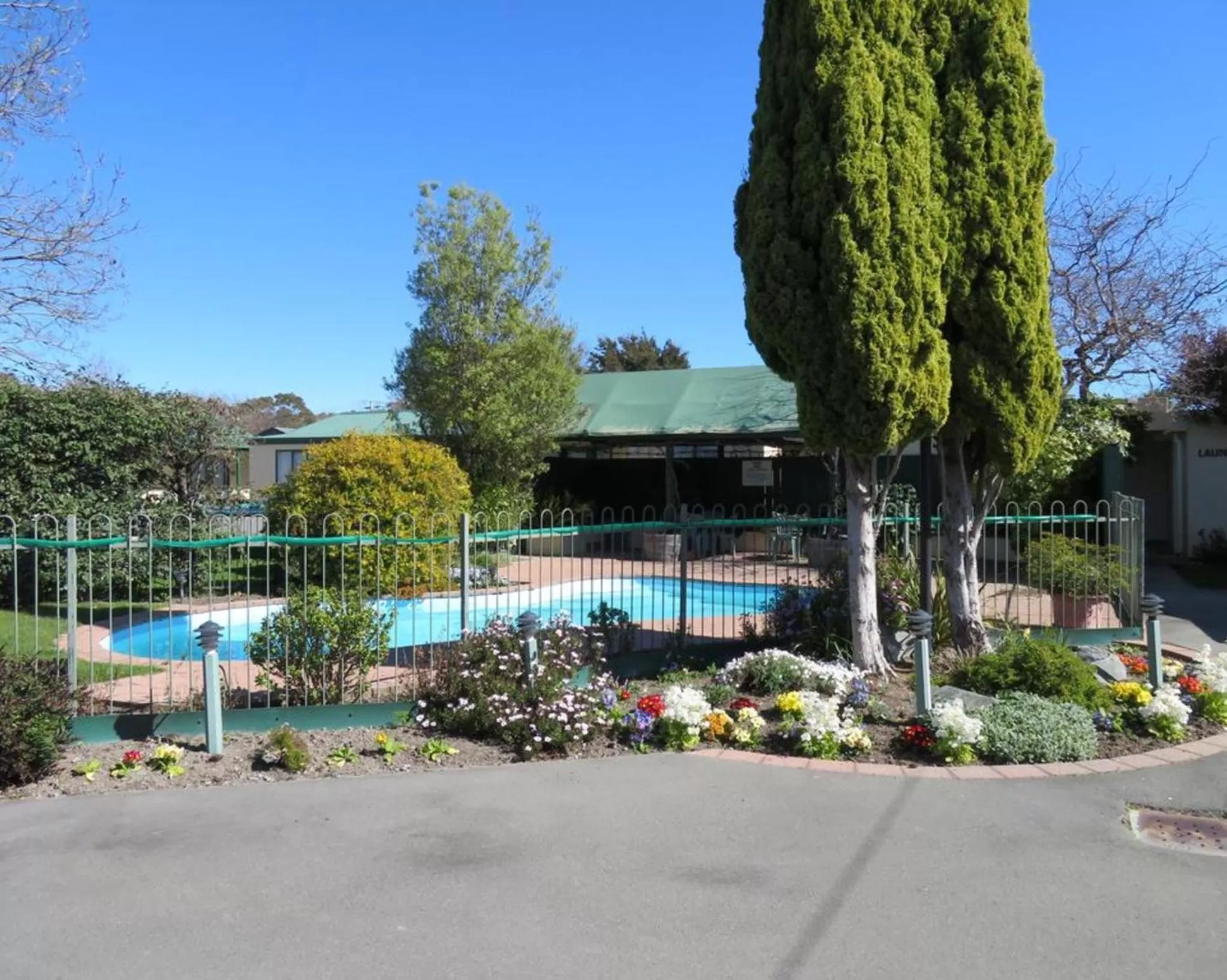 Swimming pool in Commodore Court Motel