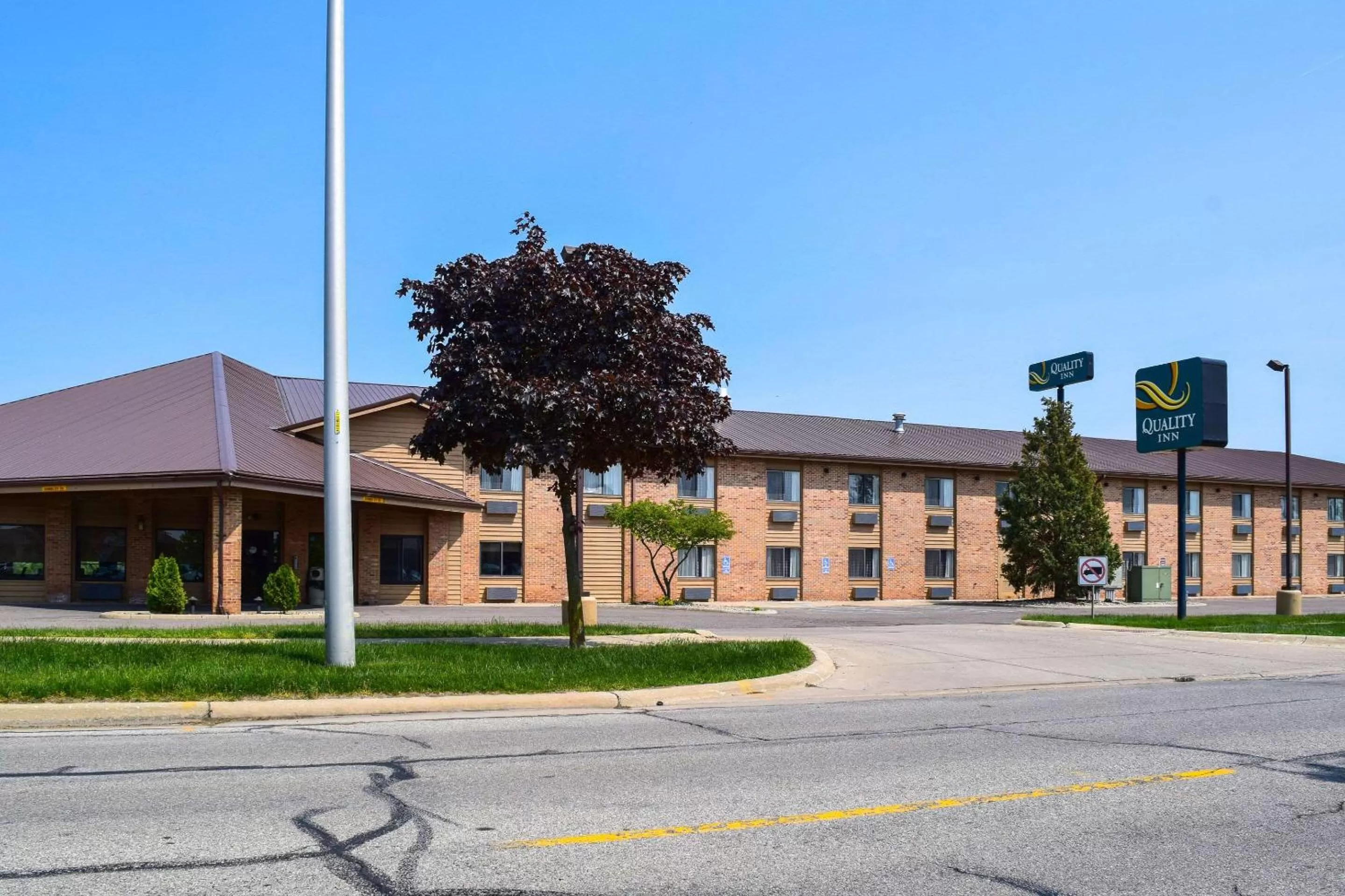 Property building in Quality Inn Dundee