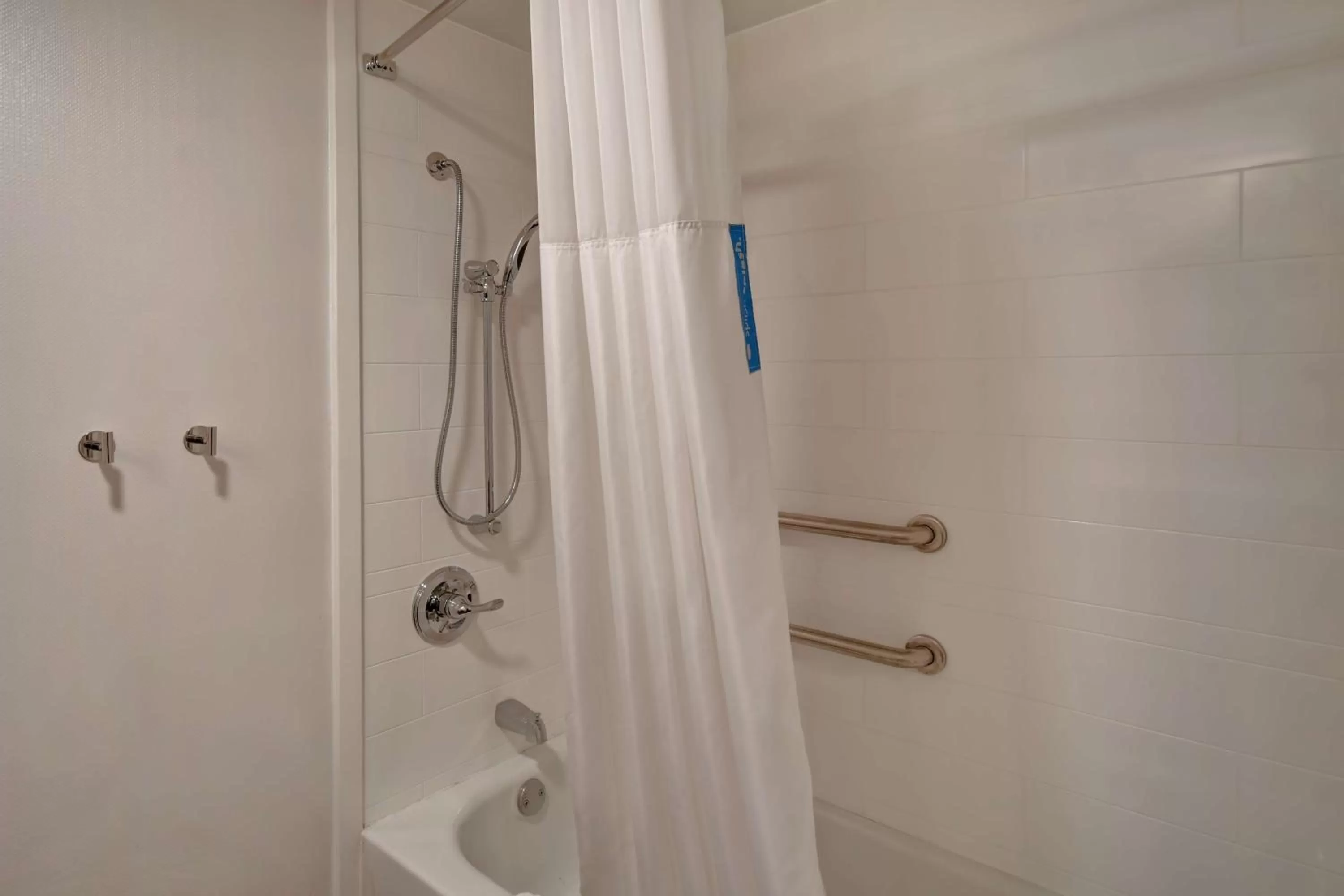 Bathroom in Hampton Inn Birmingham-Colonnade 280