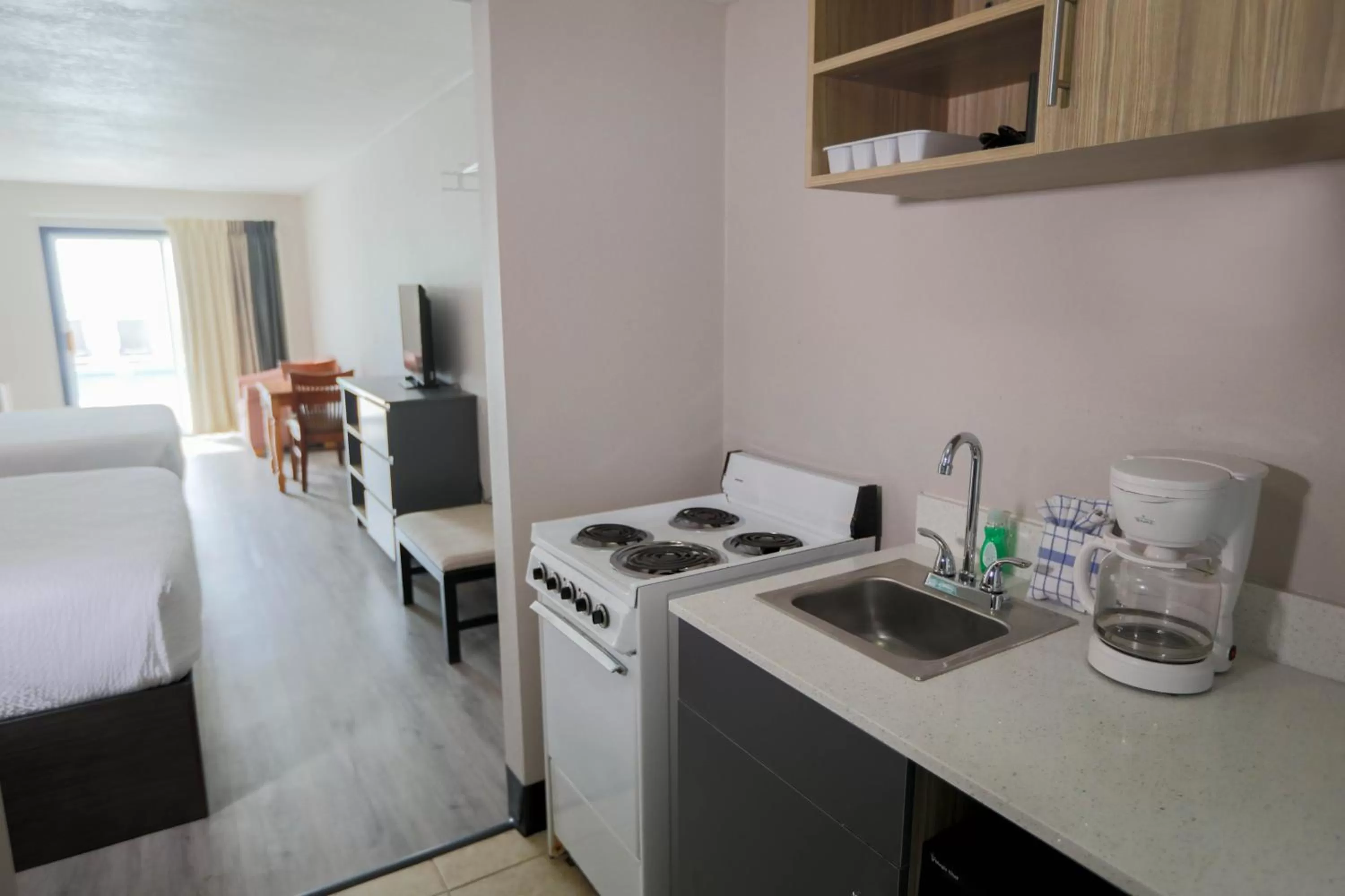 Kitchen or kitchenette, Bed in Garden City Inn