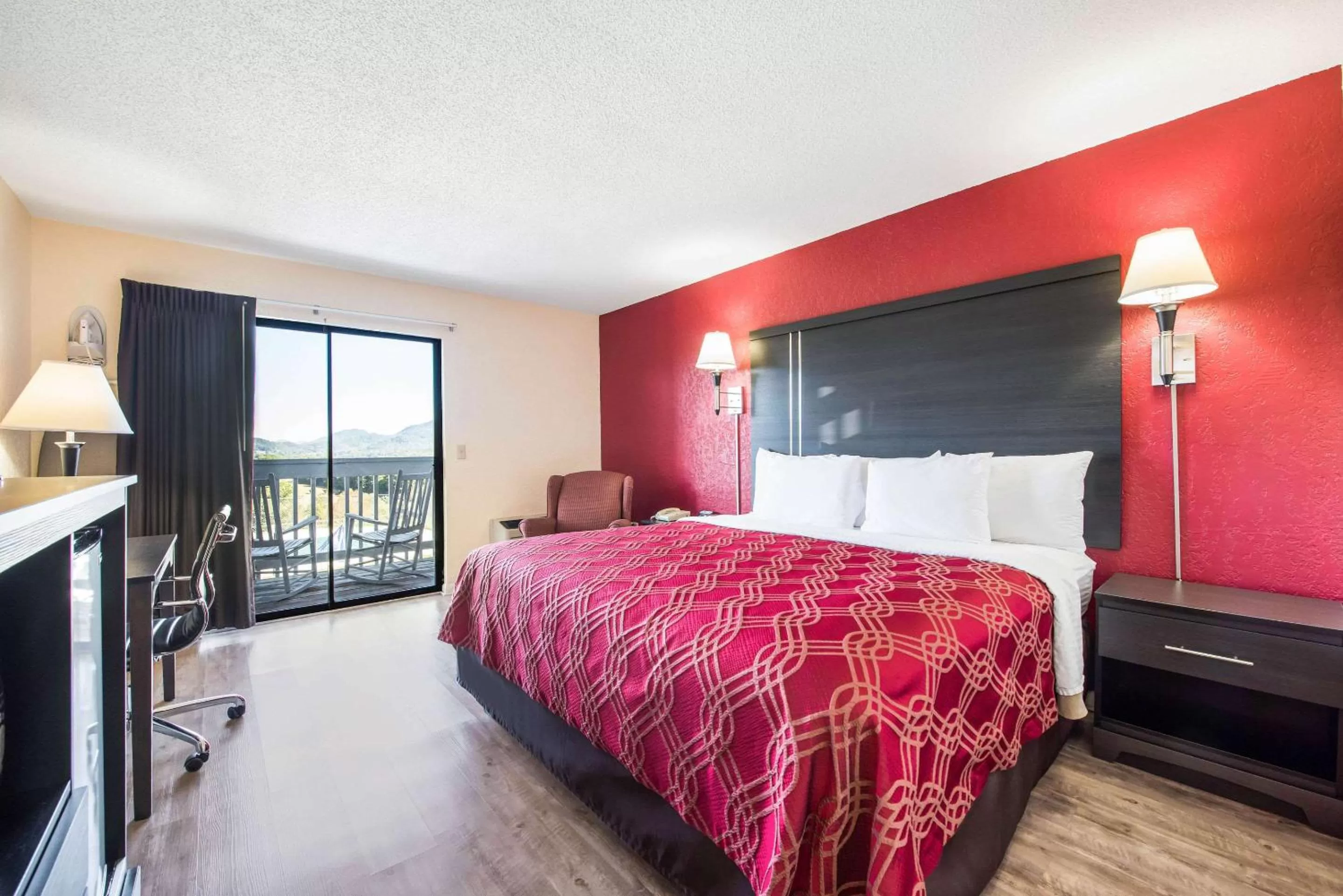 Photo of the whole room, Bed in Econo Lodge Waynesville