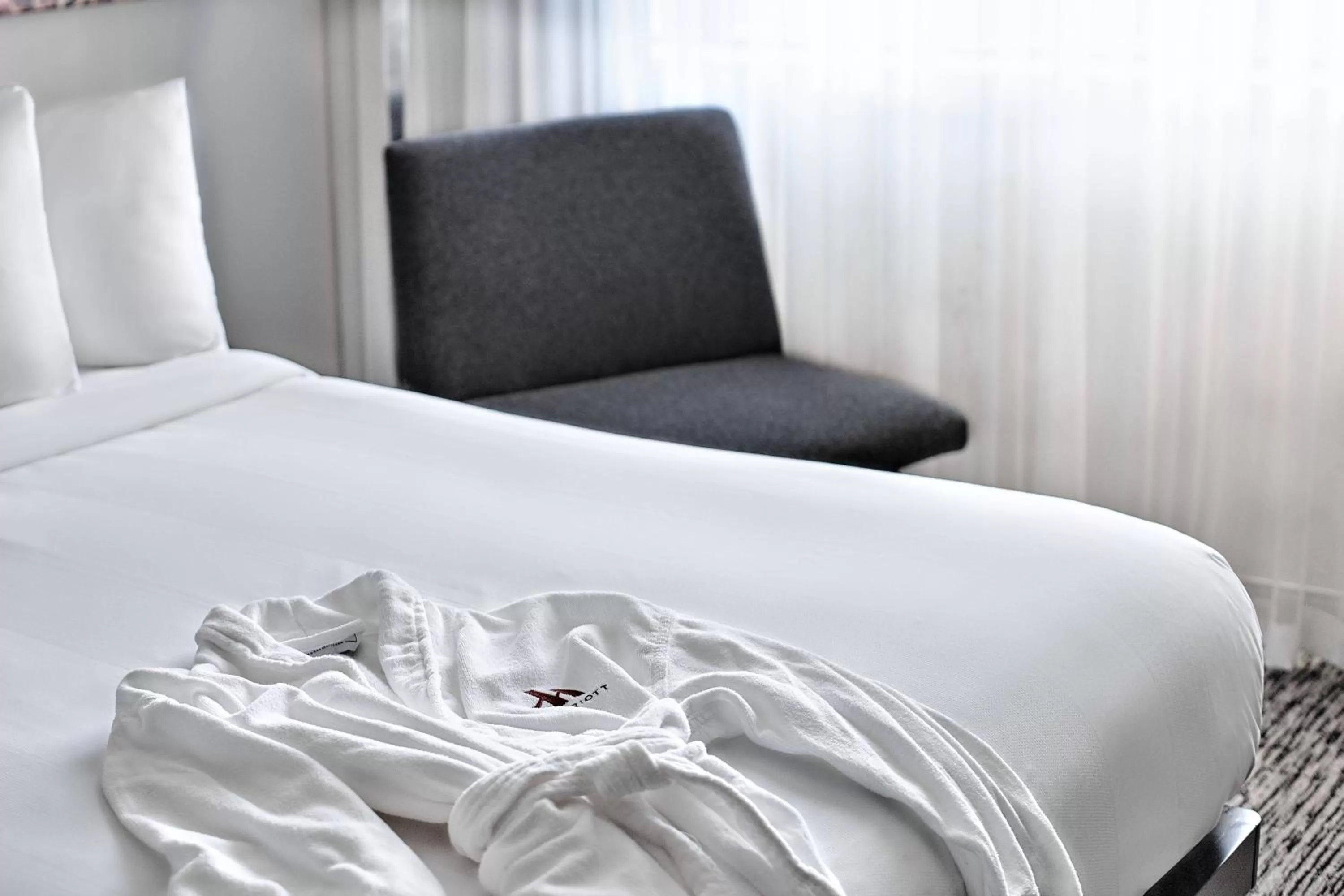 Photo of the whole room, Bed in Pittsburgh Marriott North