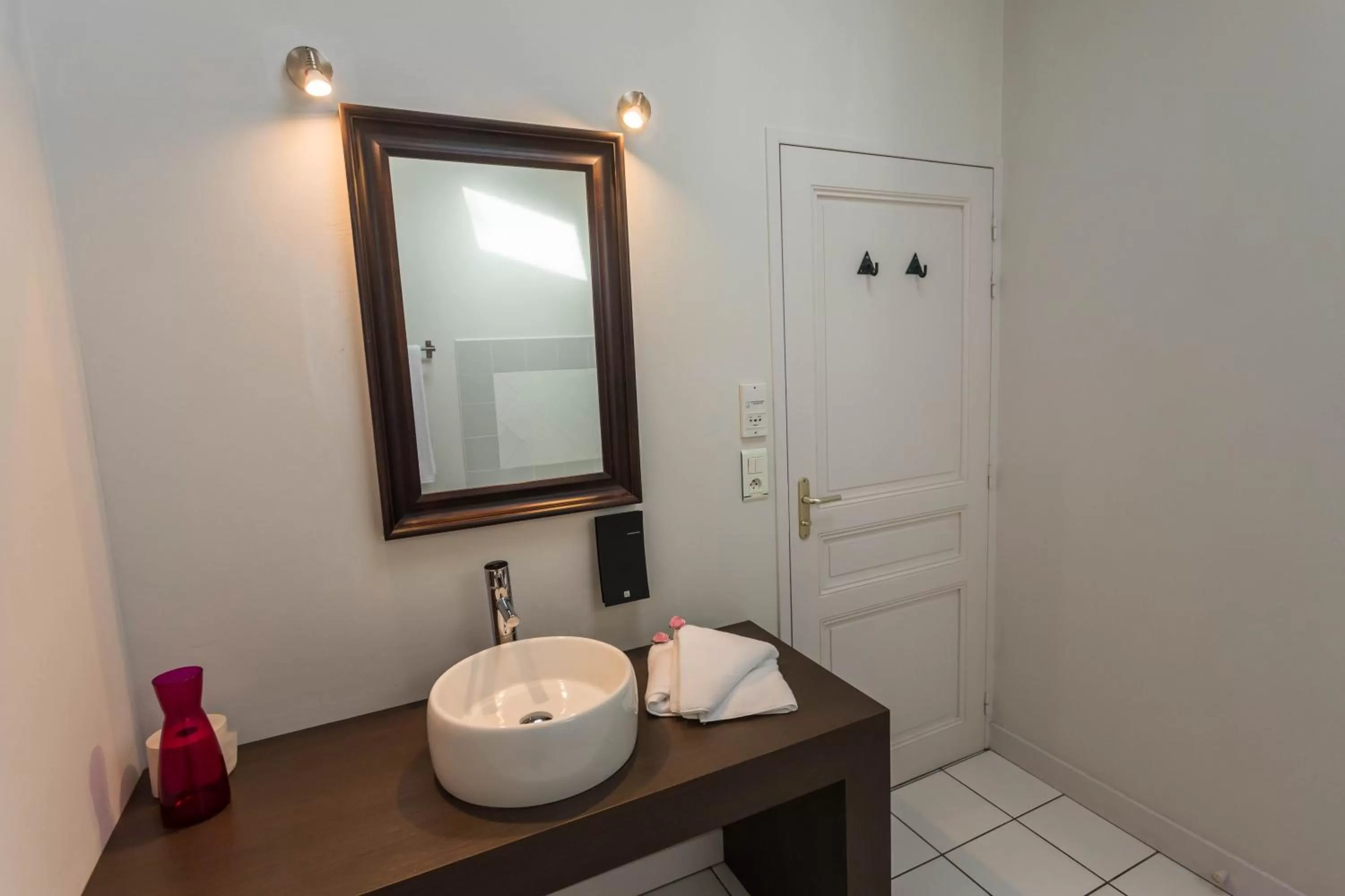 Bathroom in CÔTE GARONNE le BALCON DES DAMES -hôtel et restaurant- Tonneins Fauillet Marmande - vue panoramique bord de Garonne chambres climatisées