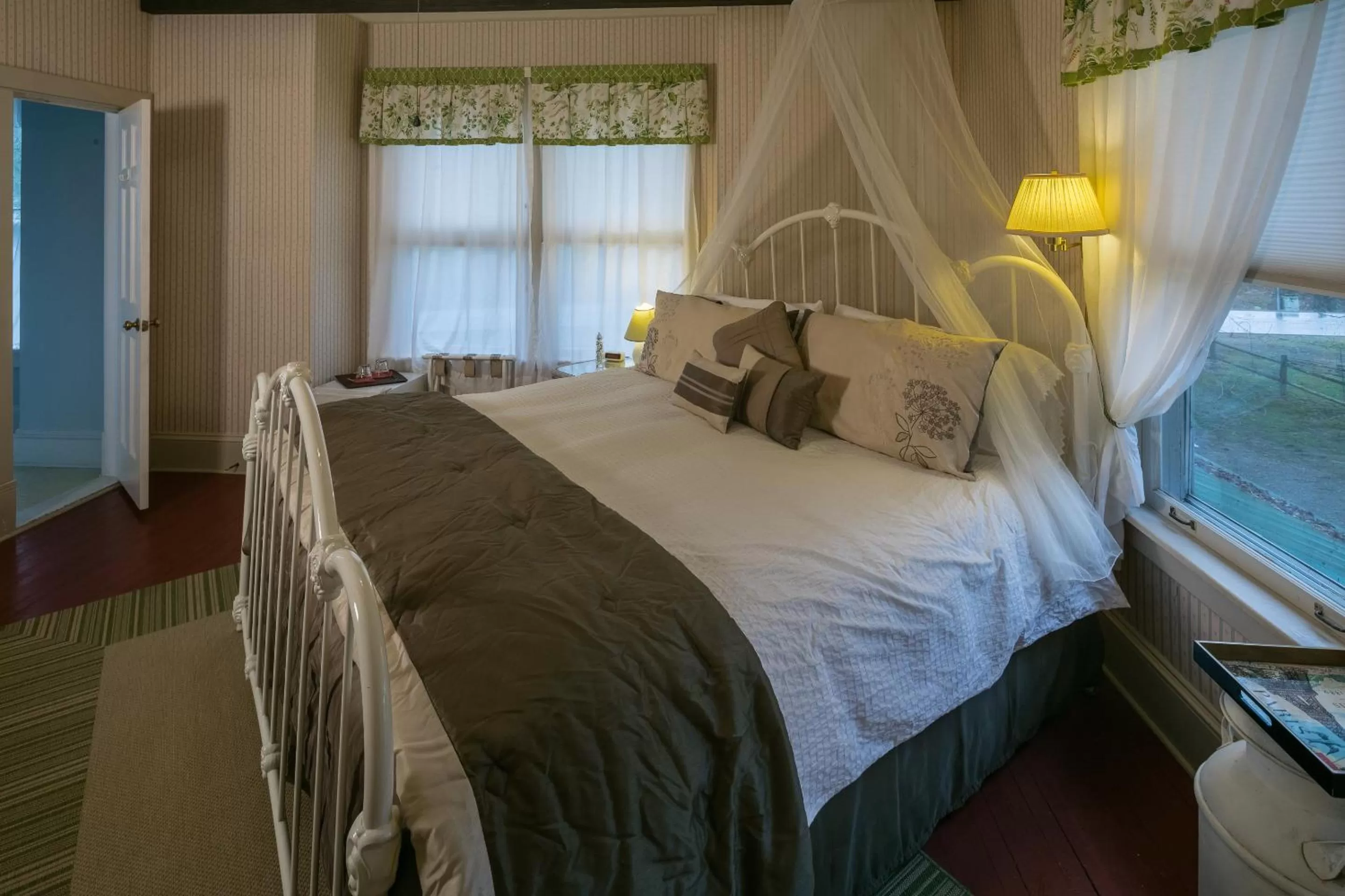 Bed in Taylor House Inn