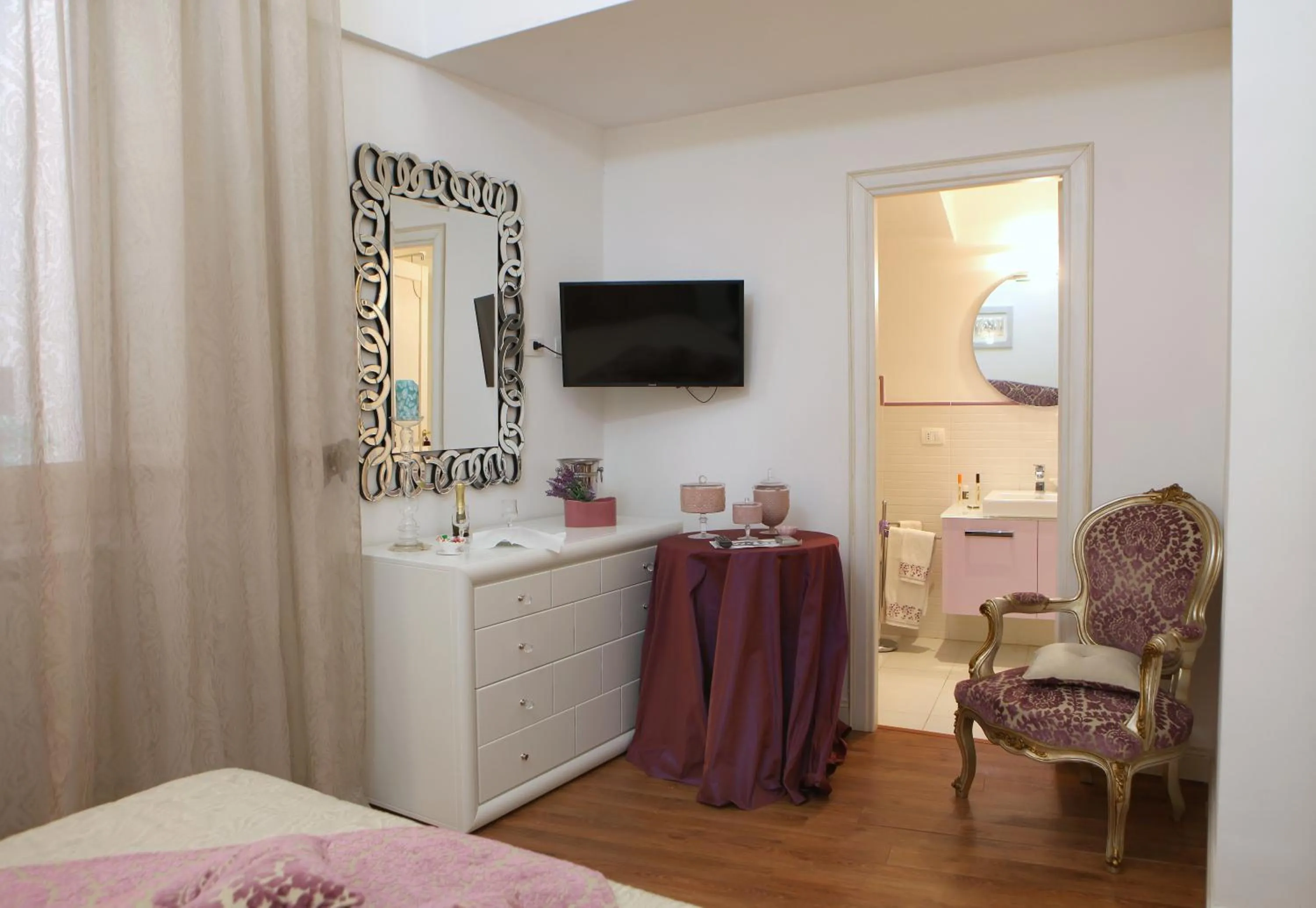 Photo of the whole room in B&B Palazzo del Teatro