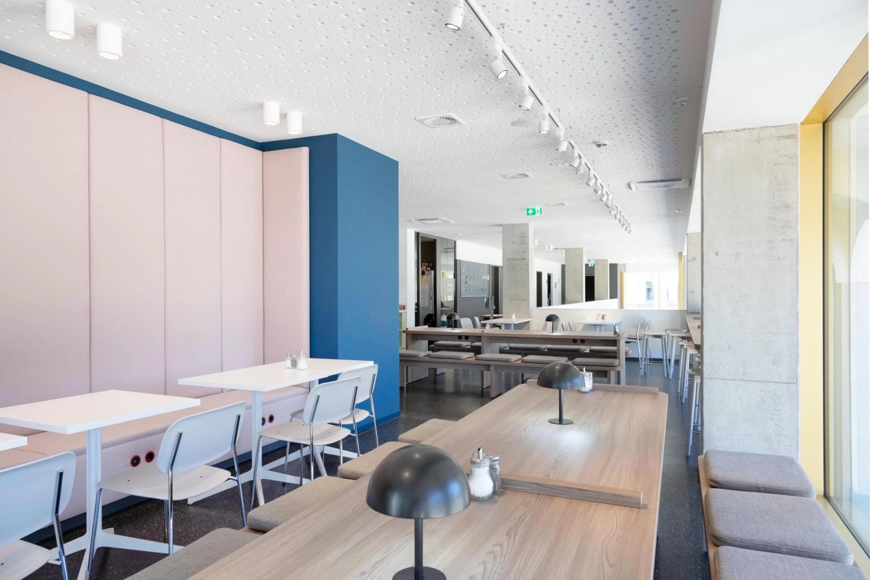 Restaurant/places to eat in MEININGER Hotel Bremen Hauptbahnhof