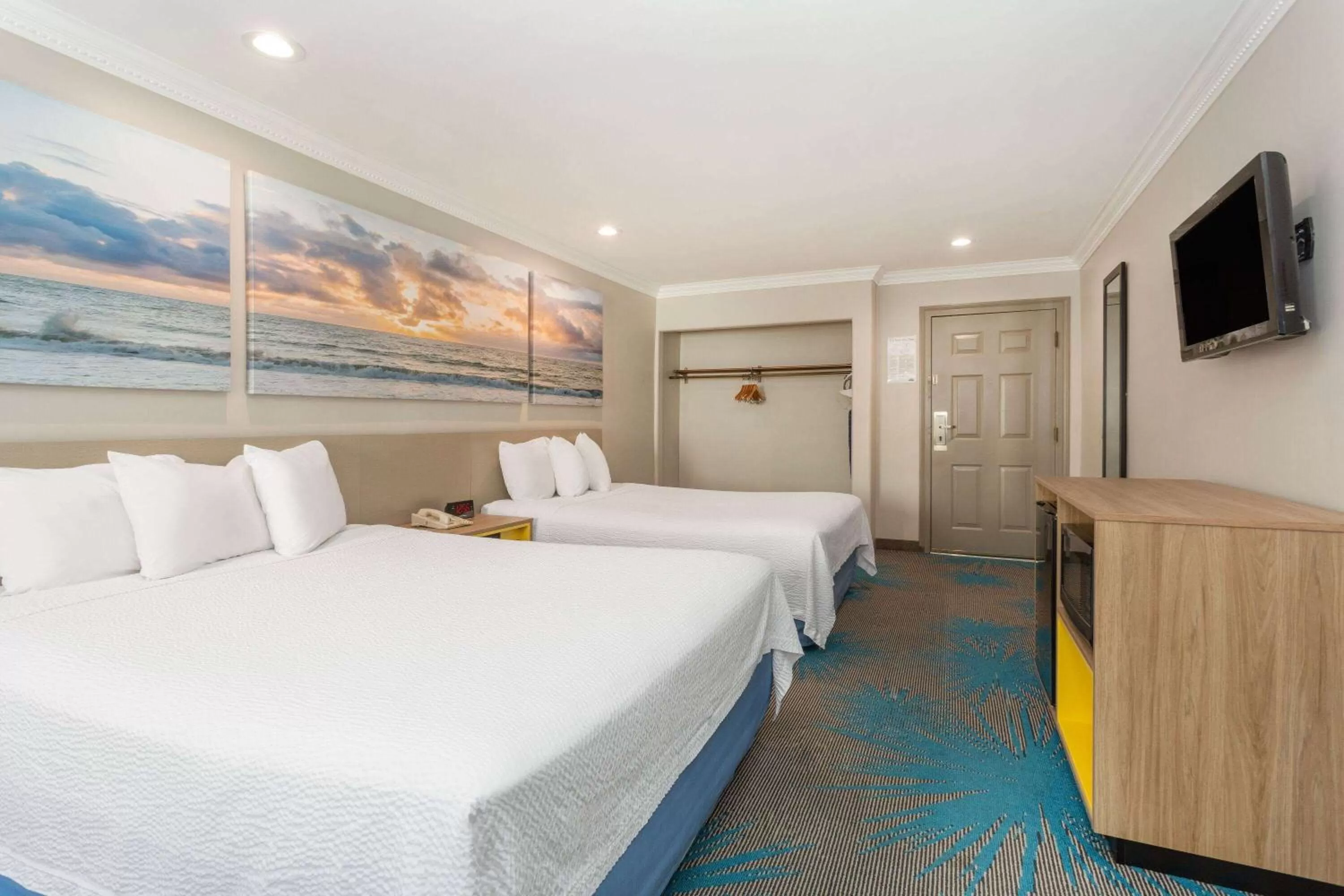 Photo of the whole room, Bed in Days Inn by Wyndham Santa Monica