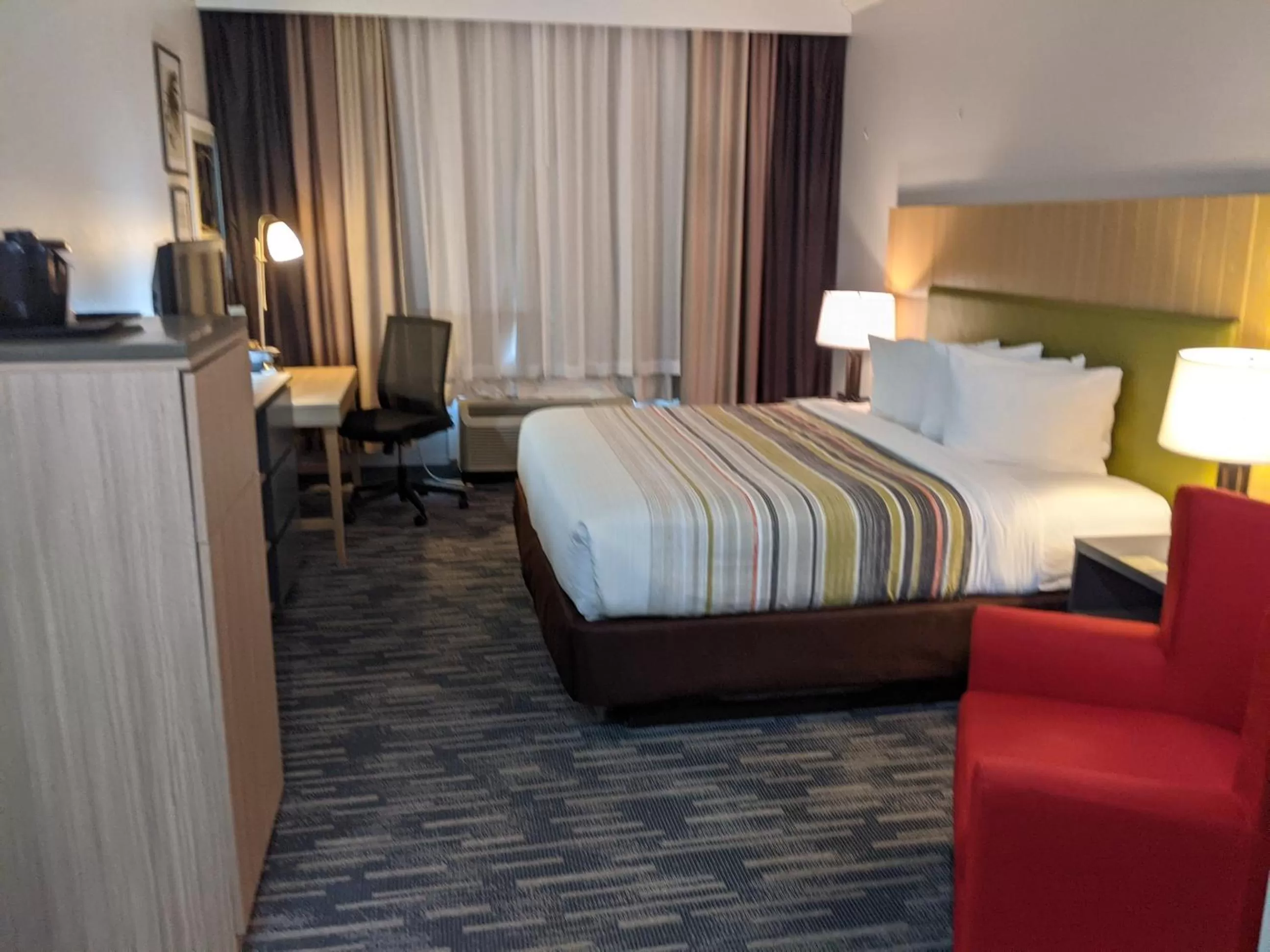 Bed in Country Inn & Suites by Radisson, Nashville, TN