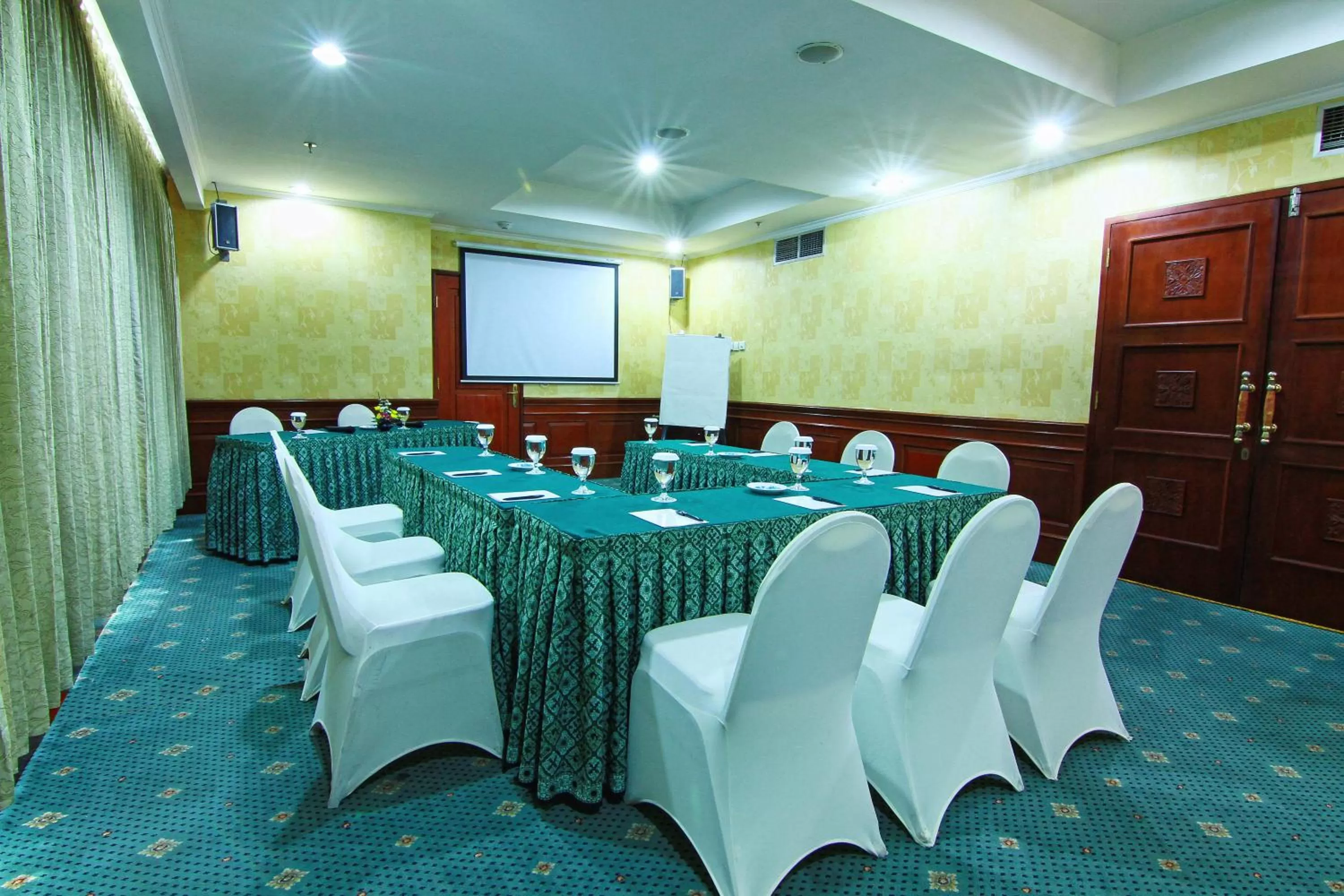 People in Grand Arkenso Park View