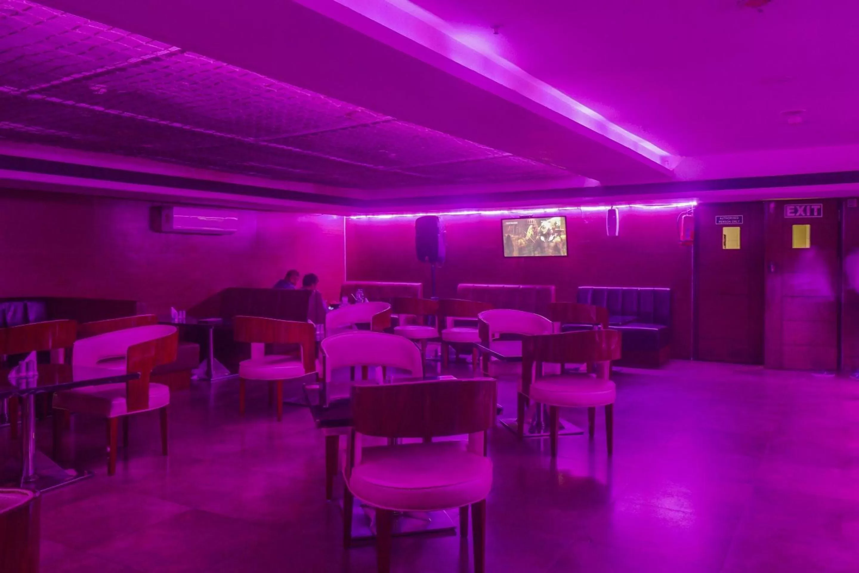 Lounge or bar, Restaurant/Places to Eat in Palette - Hotel Chennai La Palace