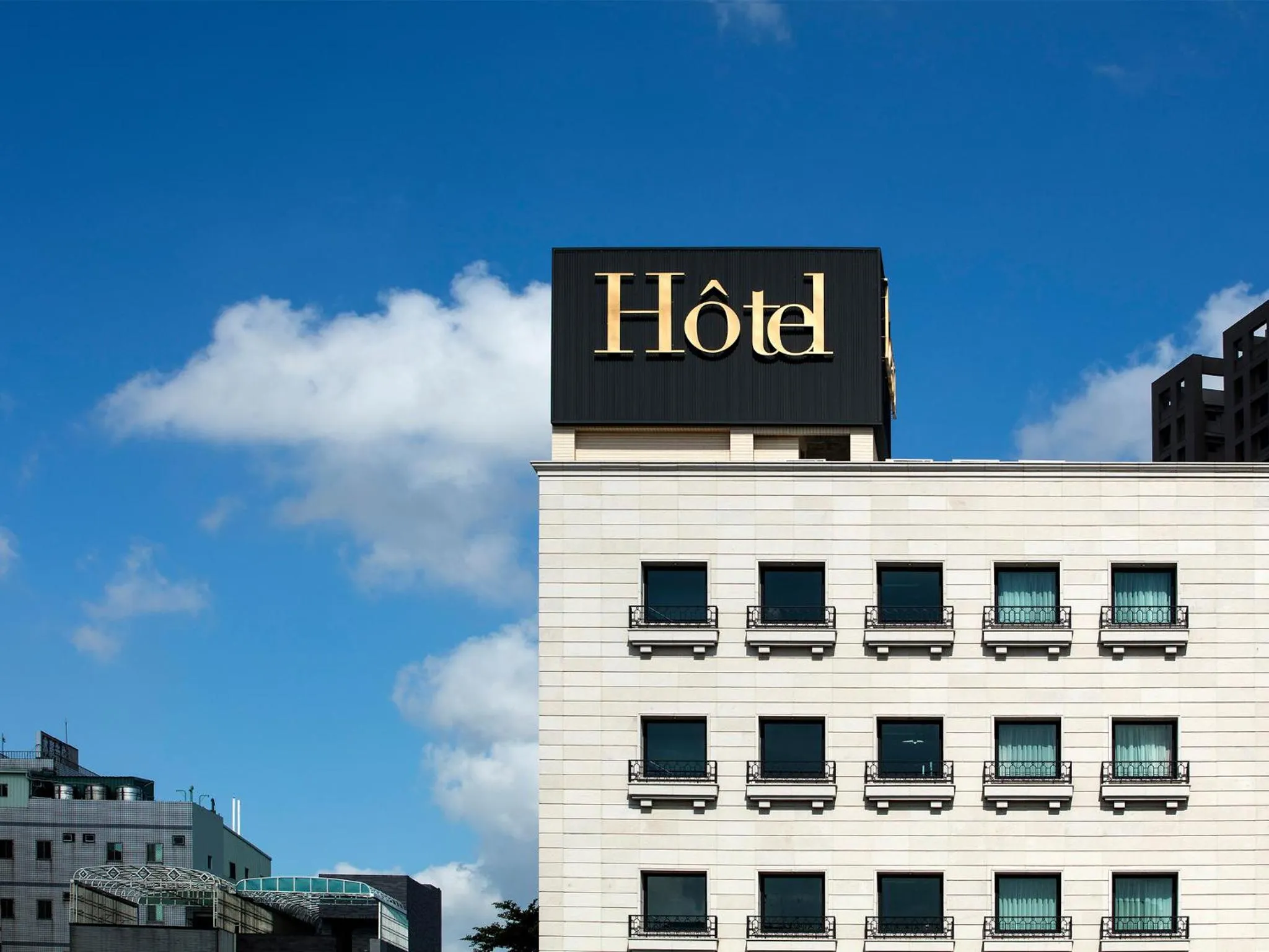 Property building in Hôtel de Ľeau