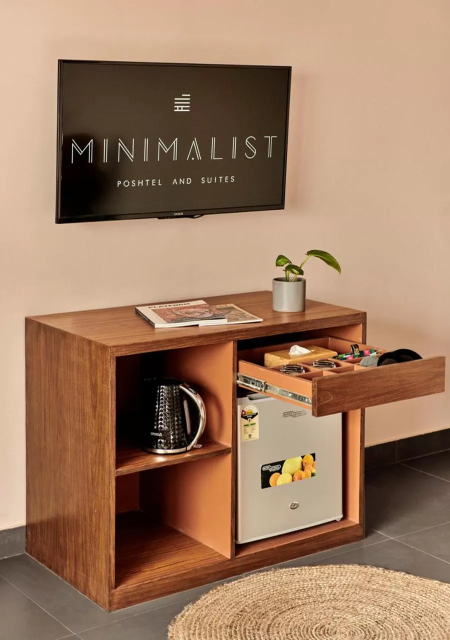 Coffee/tea facilities in Minimalist Poshtel & Suites