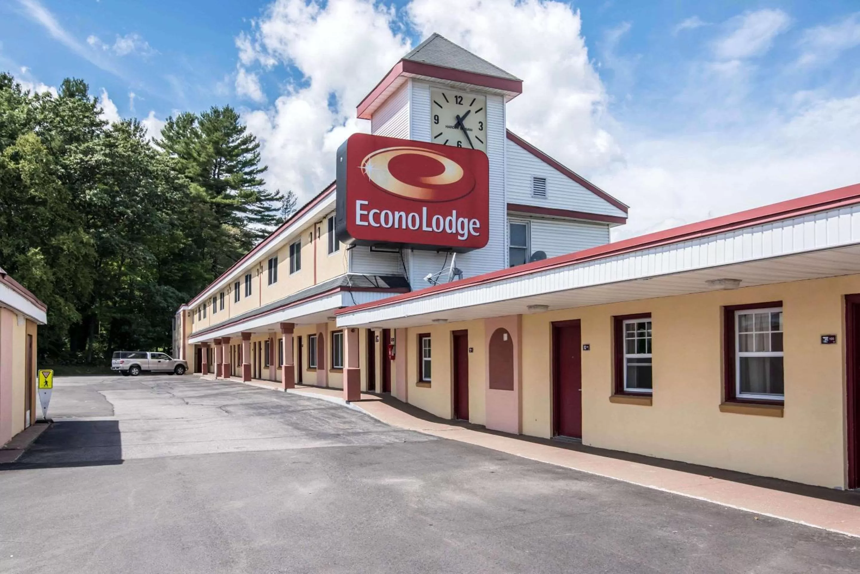 Property building in Econo Lodge