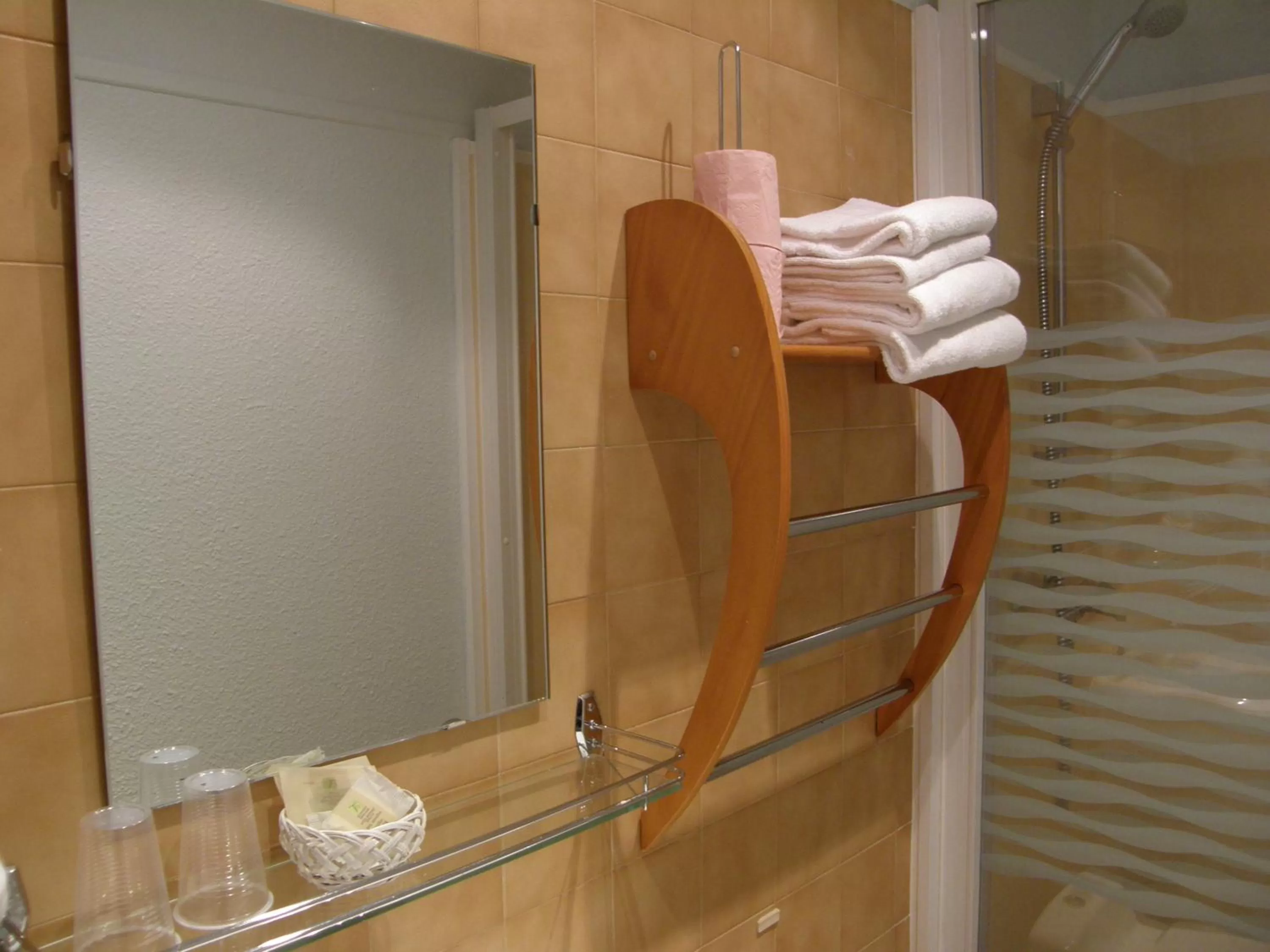 Bathroom in Logis Hotel L'ange Couronne