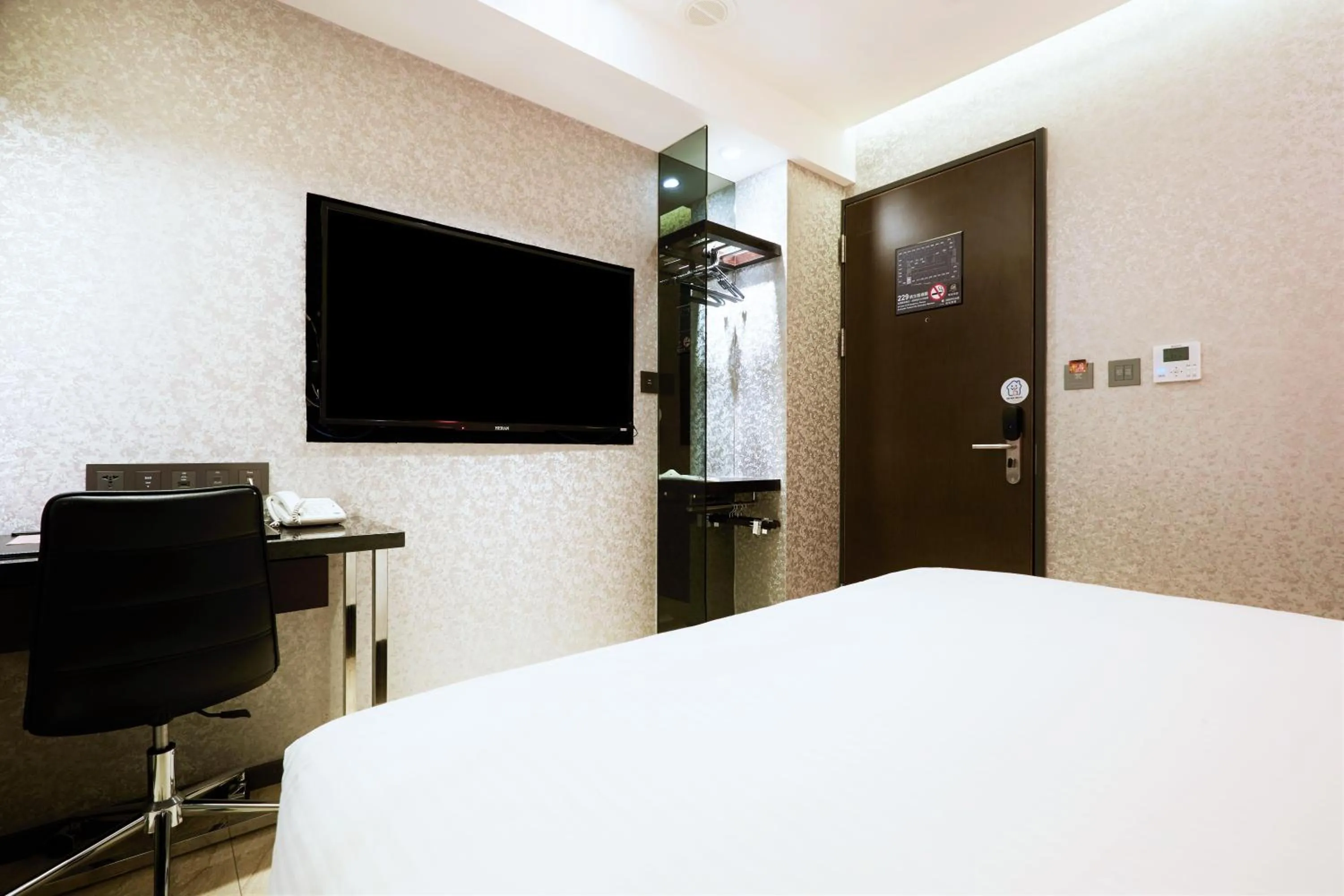 Bedroom, Bed in Beauty Hotels Taipei - Hotel Bfun