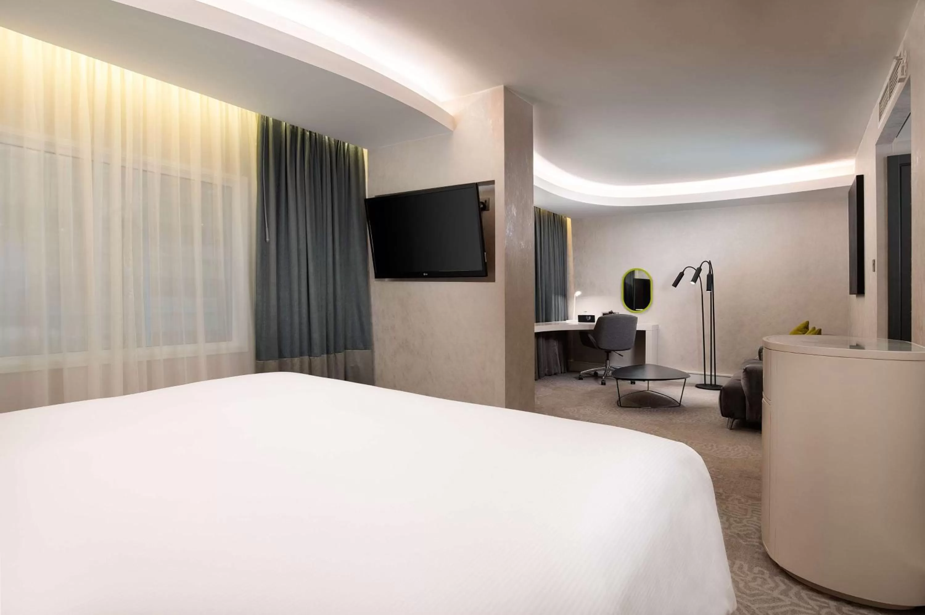 Living room, Bed in Hilton London Heathrow Airport