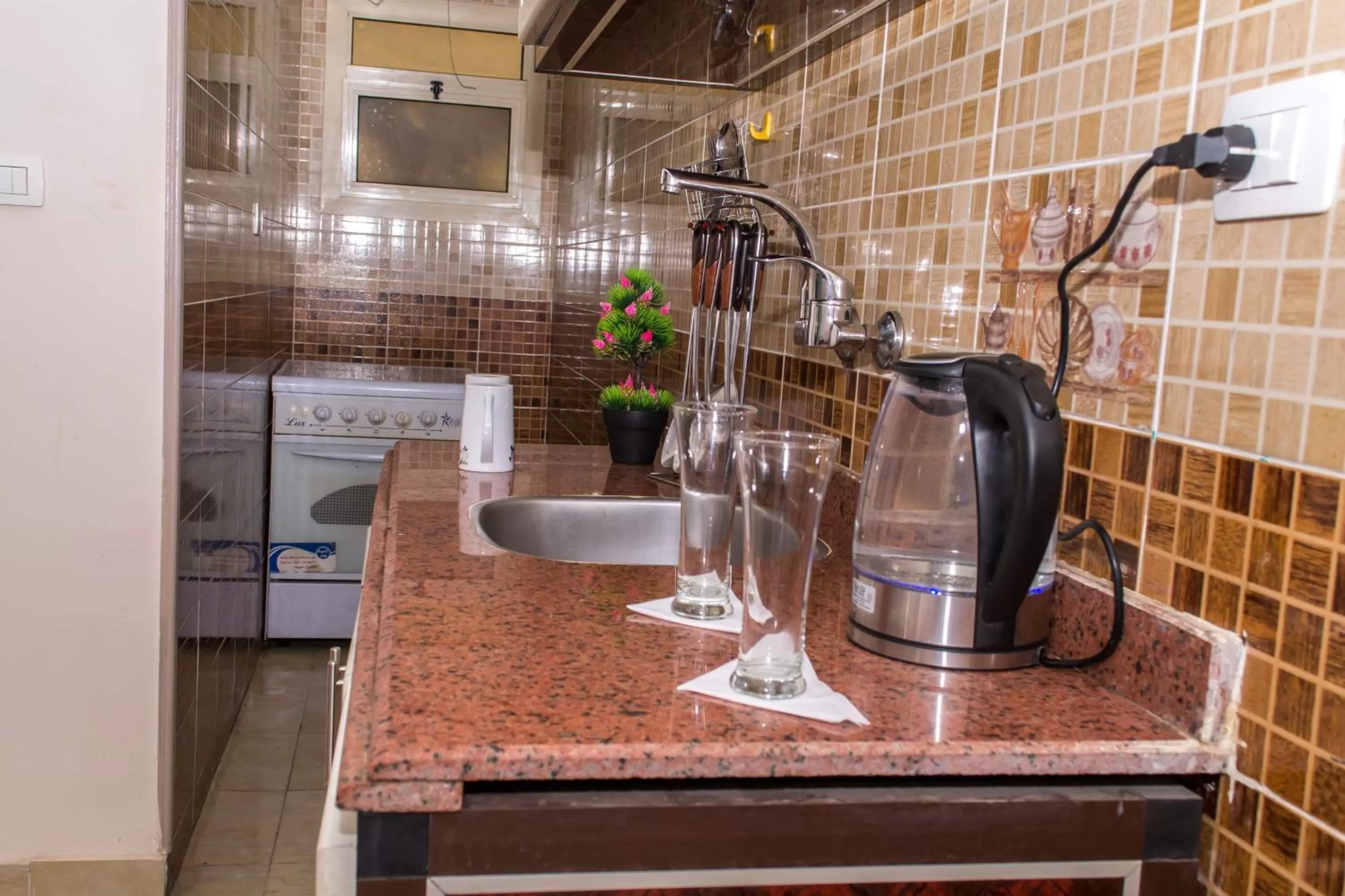 Coffee/tea facilities, Kitchen/Kitchenette in Charbel apartments