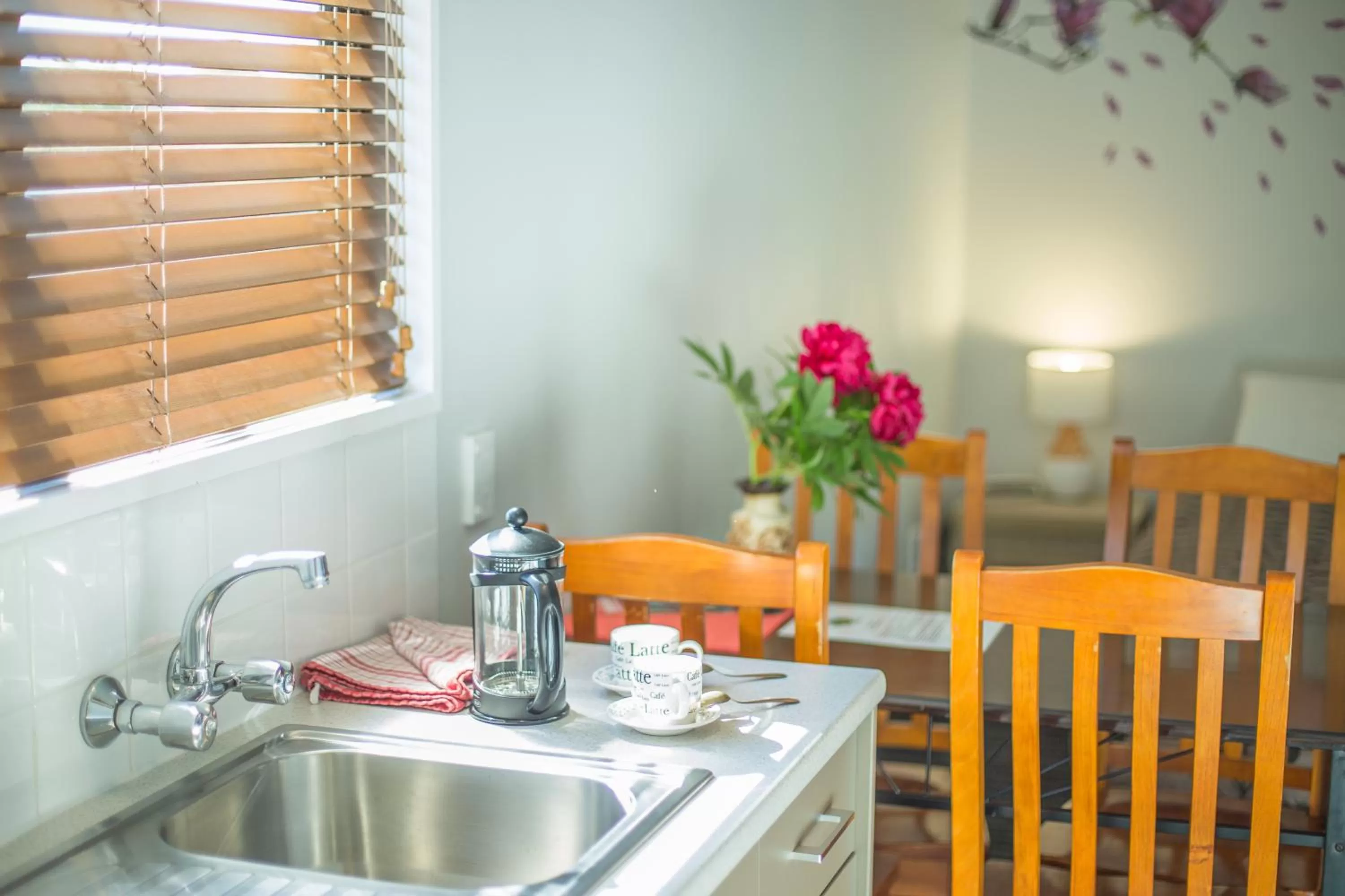 Dining area in Argyle On The Park - Central Christchurch Motel Overlooking Hagley Park