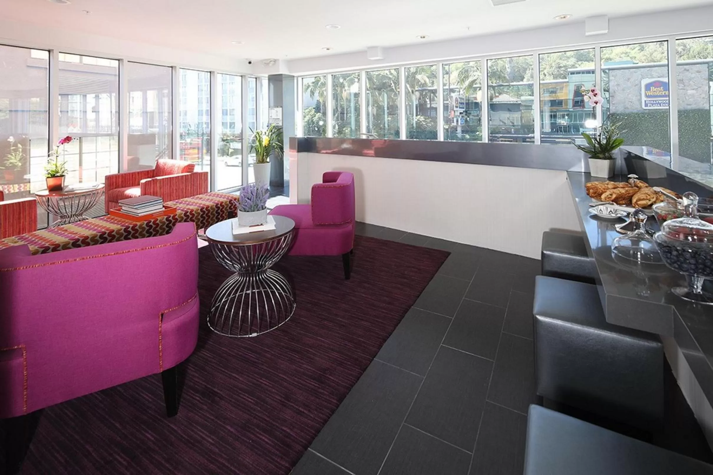 Communal lounge/ TV room in Lexen Hotel - Hollywood