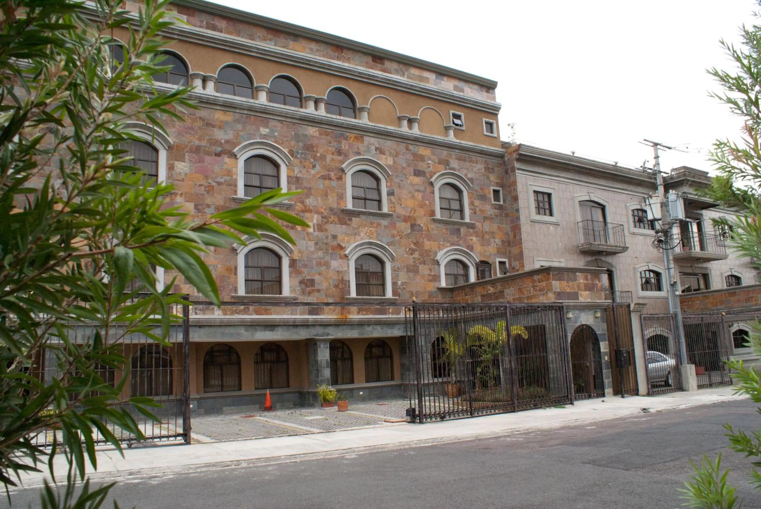 Property building in Hotel Plaza Real Suites & Apartments San Jose