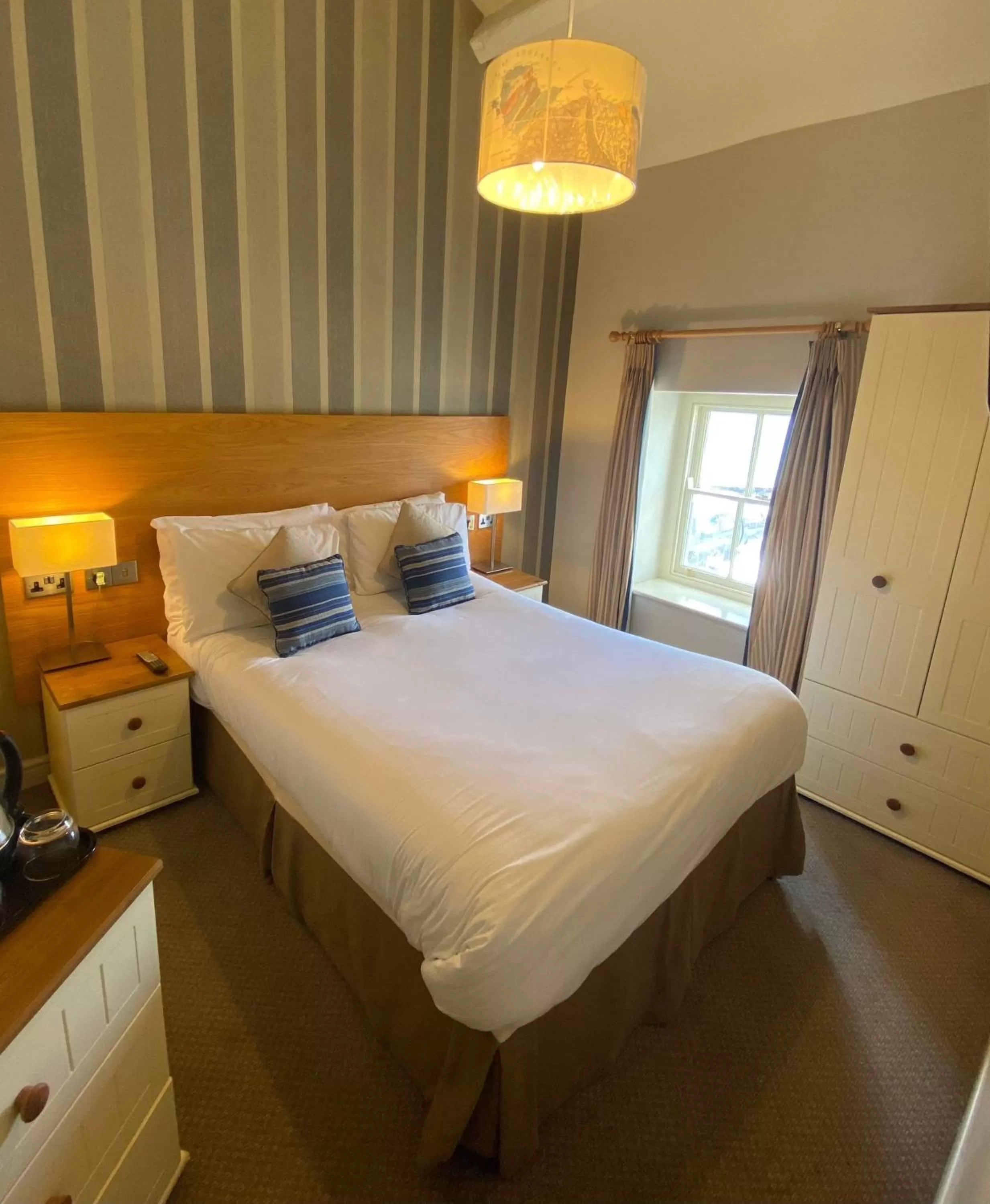 Photo of the whole room, Bed in Garddfon Inn