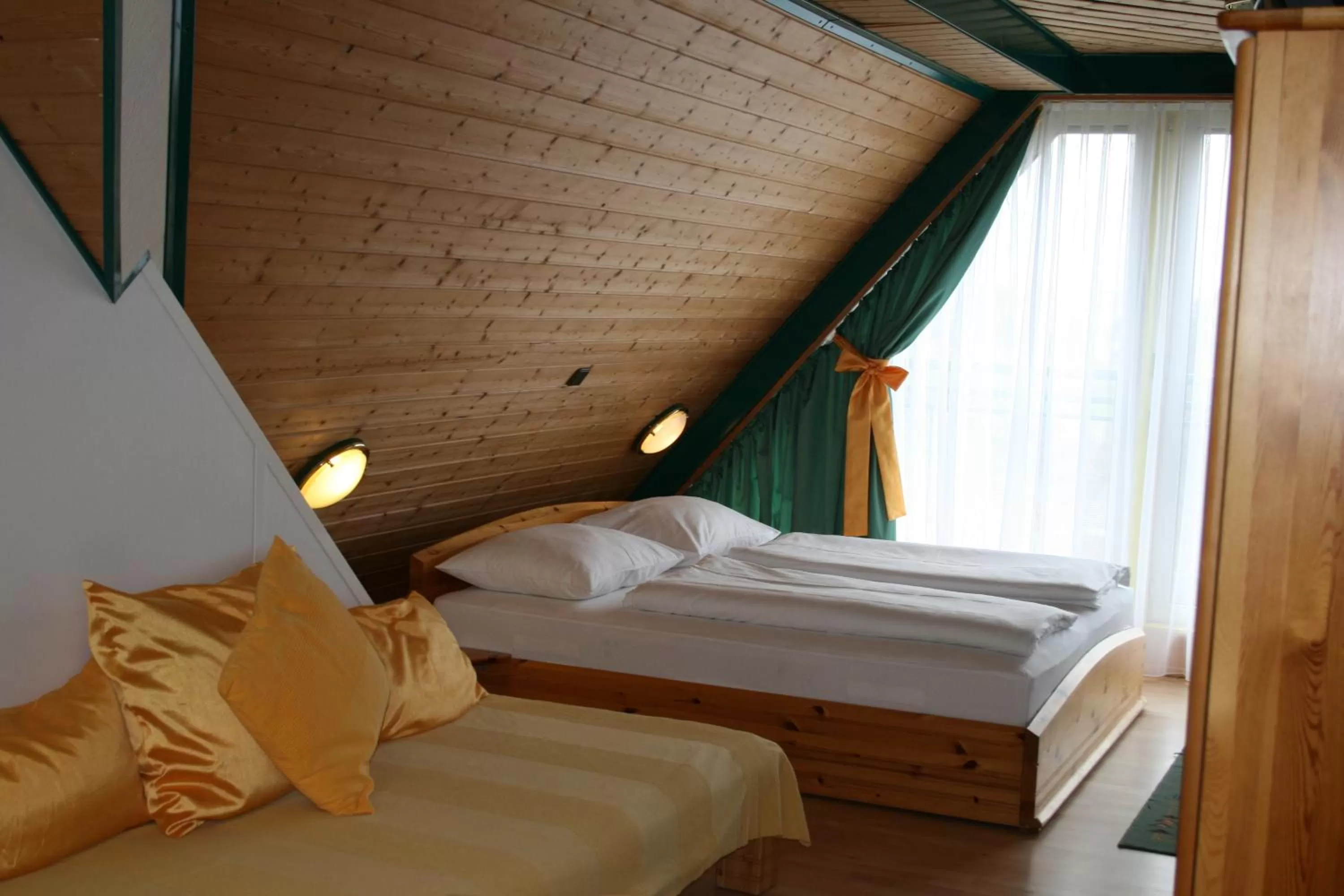 Bedroom, Bed in Hotel Asperner Löwe