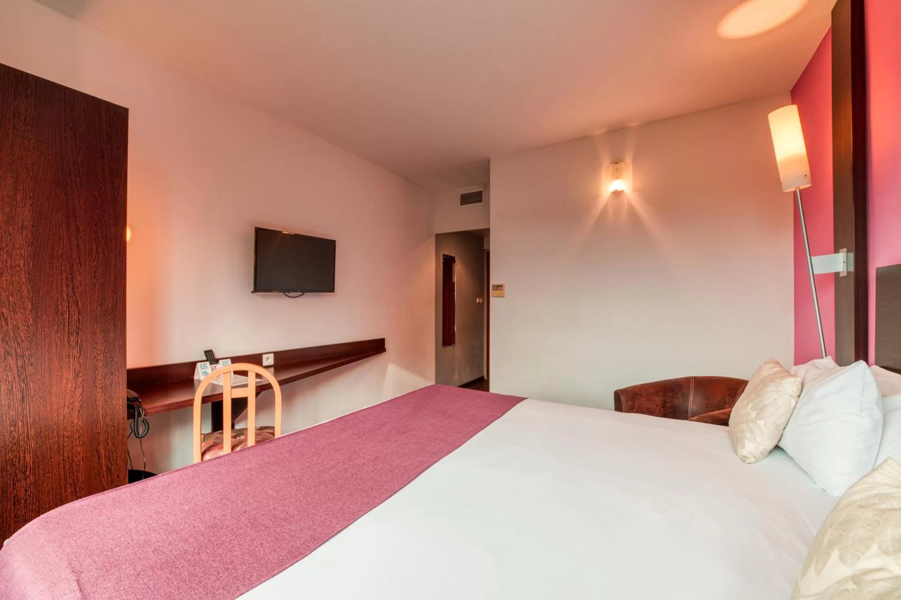 Bed in Logis NIMOTEL Hôtel Cosy