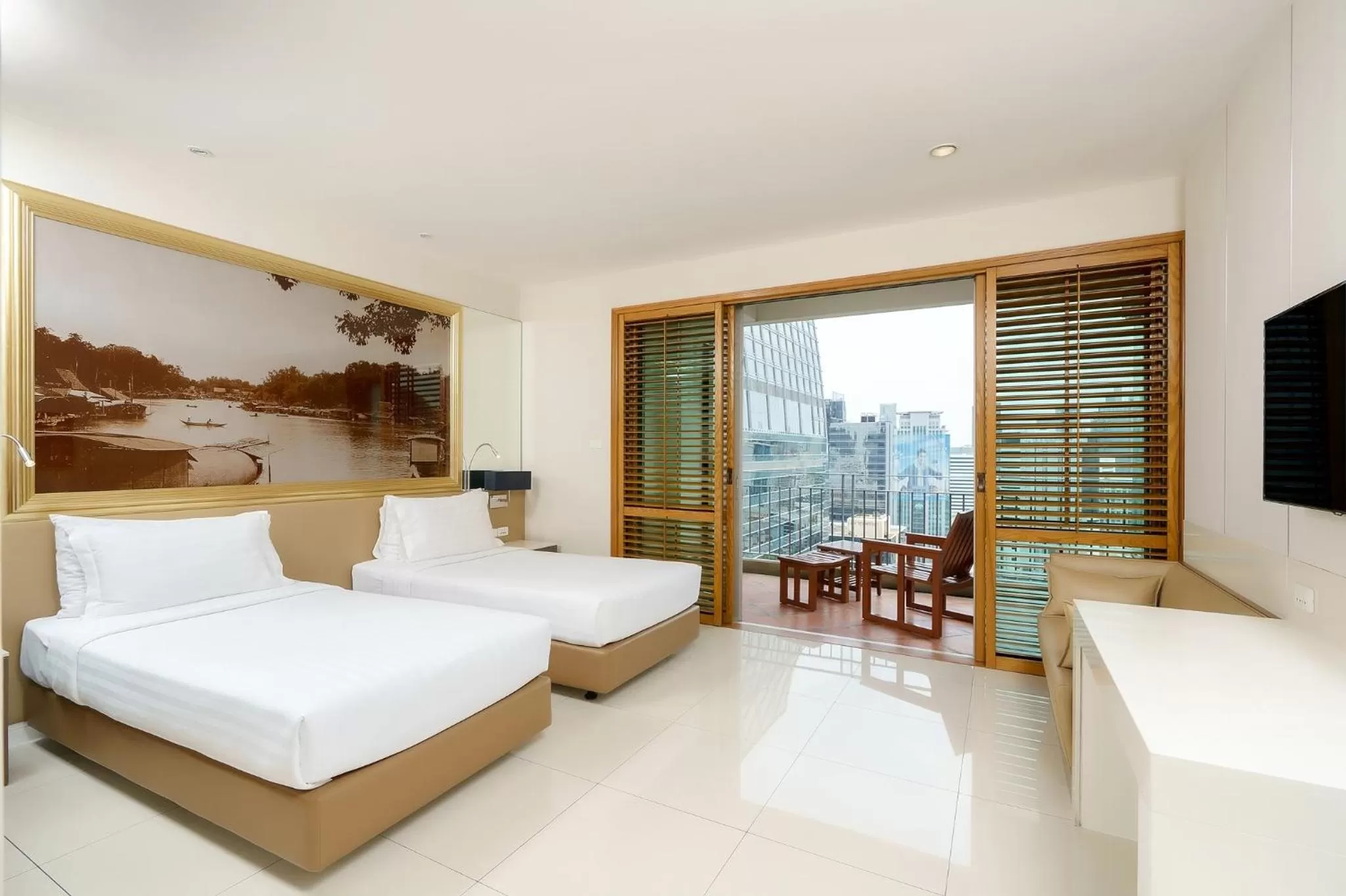Photo of the whole room, Bed in Grande Centre Point Ploenchit