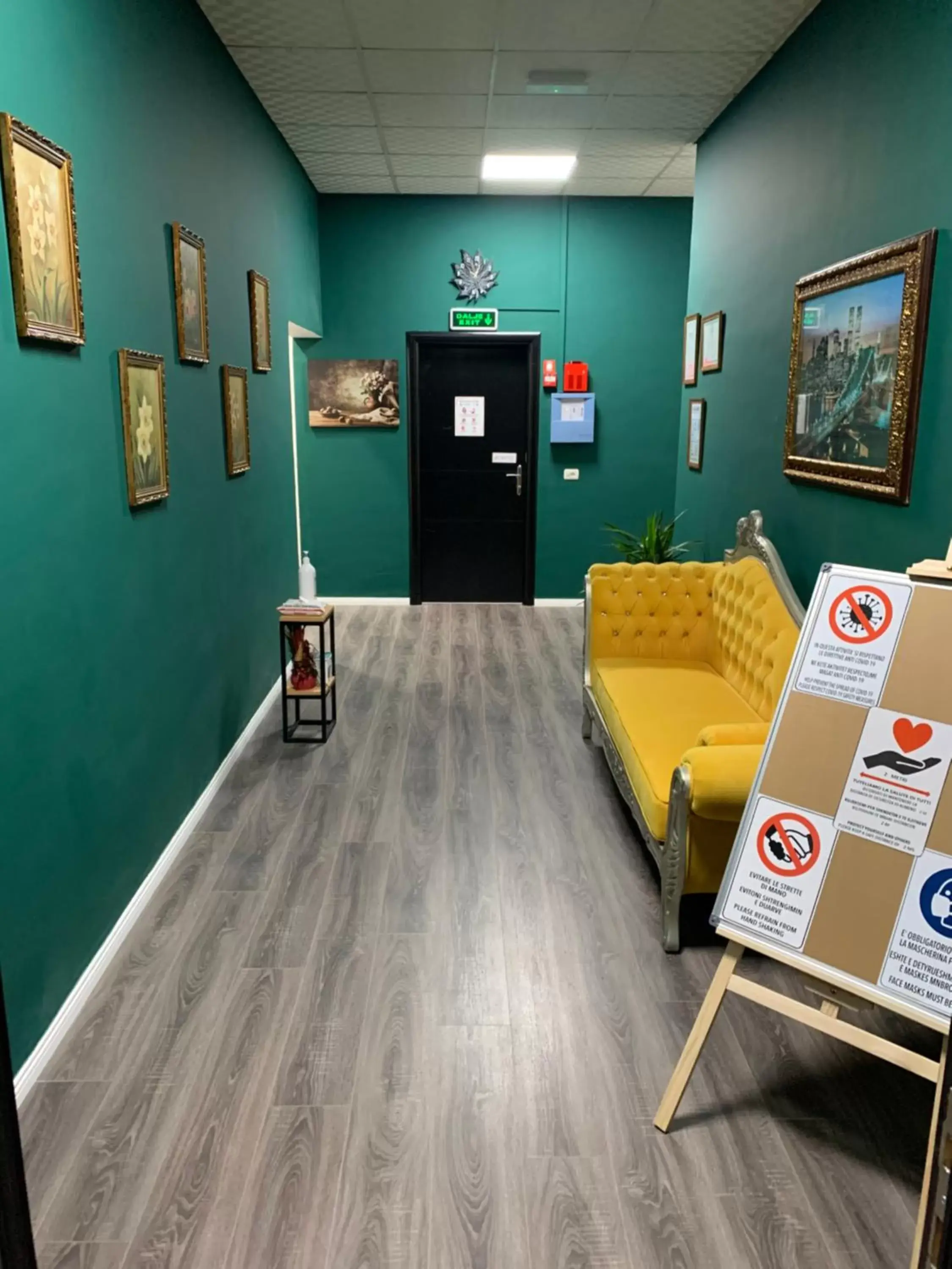 Deluxe Double Room (2 Adults + 1 Child) in Hotel Vasho Deluxe Double Room (2 Adults + 1 Child) in Hotel Vasho