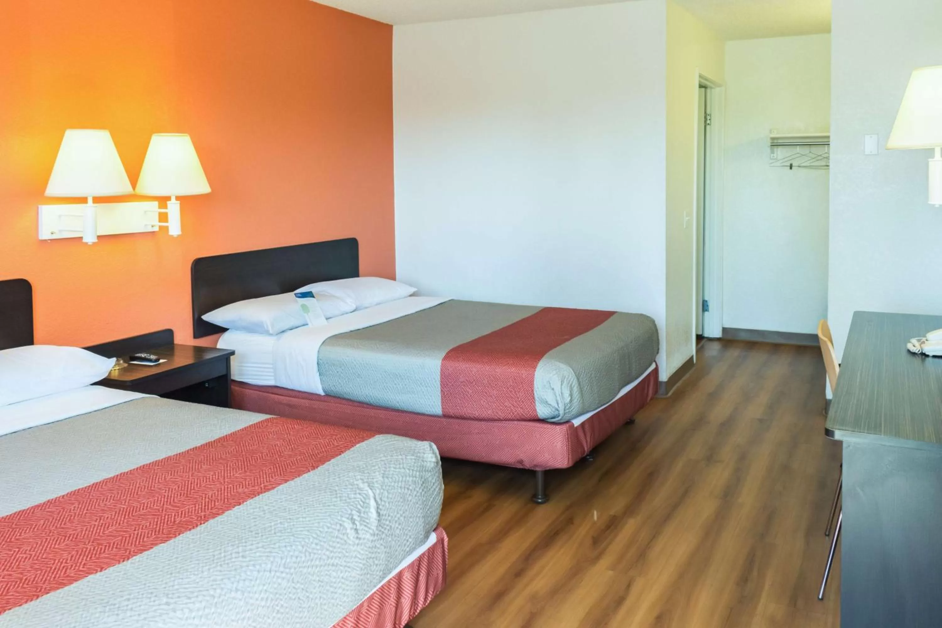 TV and multimedia, Bed in Motel 6-Bakersfield, CA - East