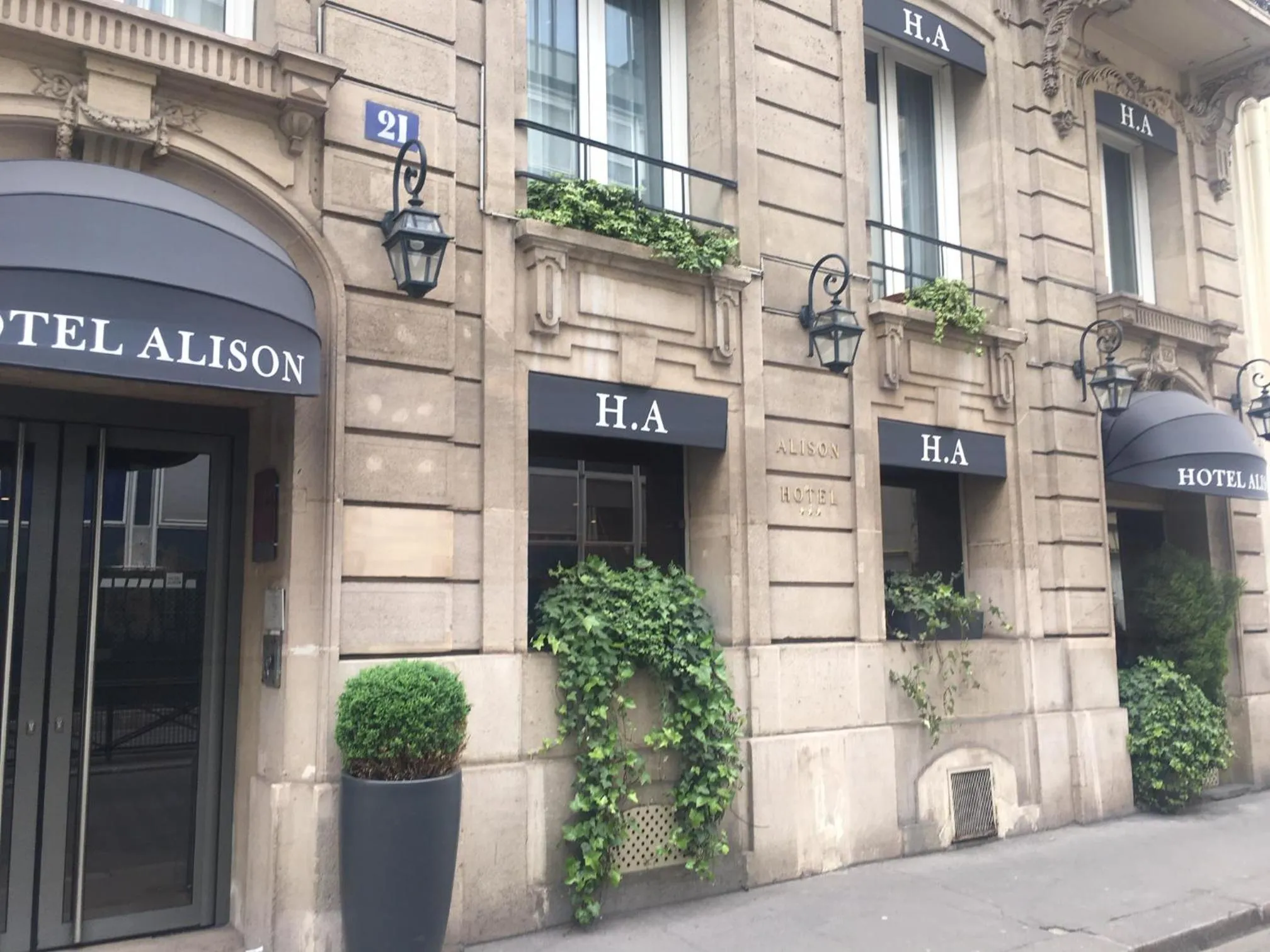 Facade/entrance in HOTEL ALISON