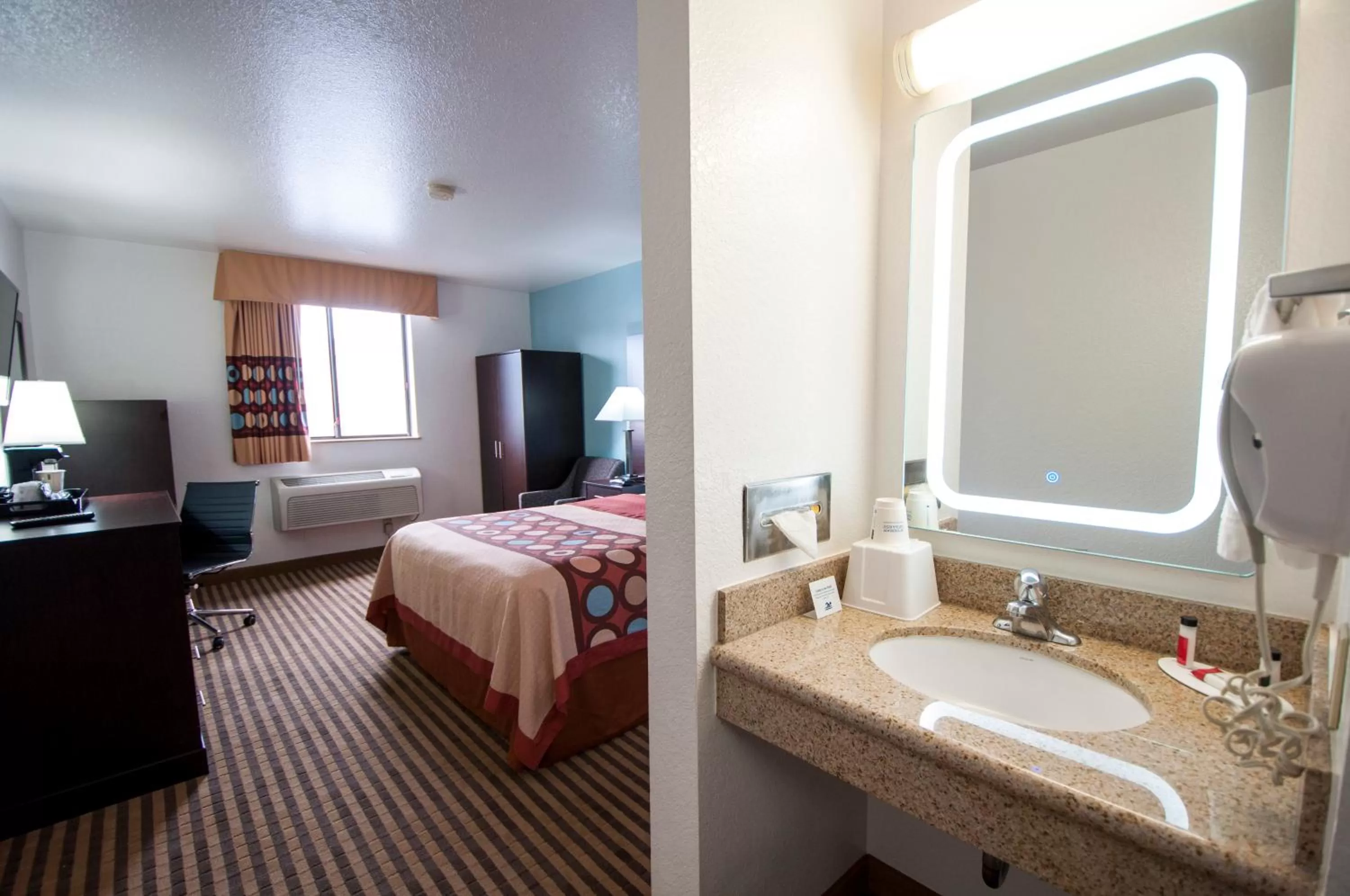 Bathroom, Bed in Quality Inn Wenatchee-Leavenworth