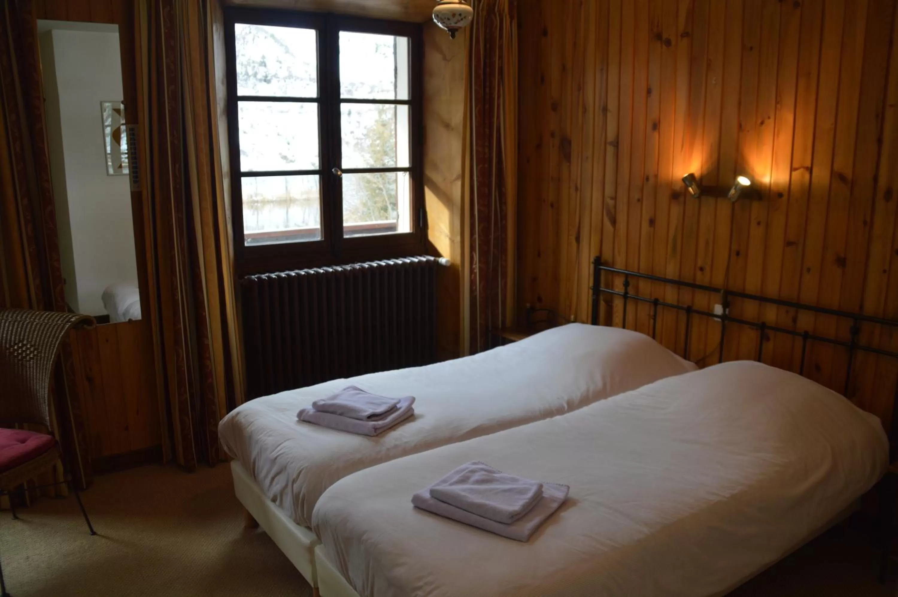 Photo of the whole room, Bed in Hotel Le Genepy