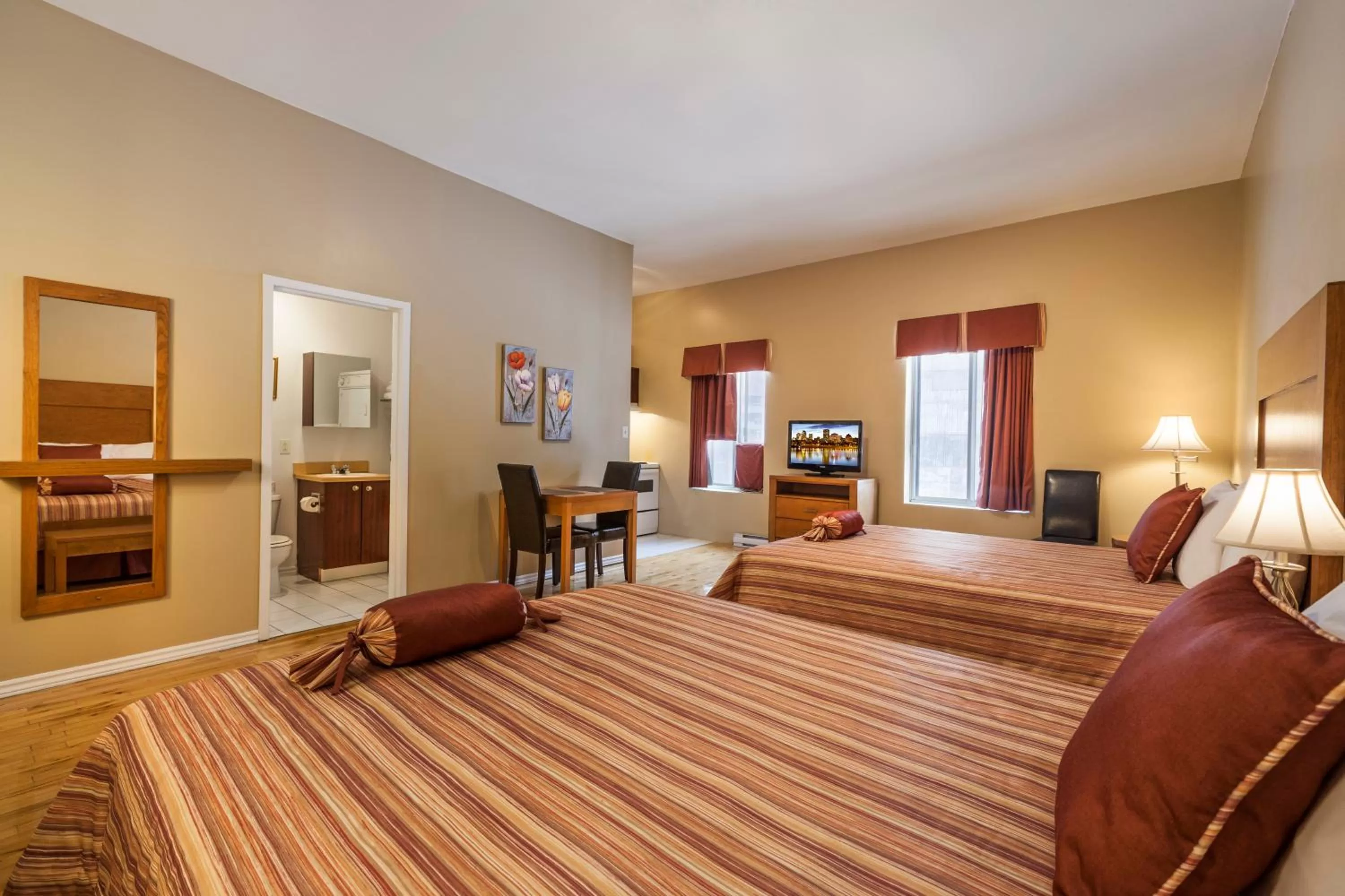 Superior Queen Room with Two Queen Beds in Hotel Abri du Voyageur