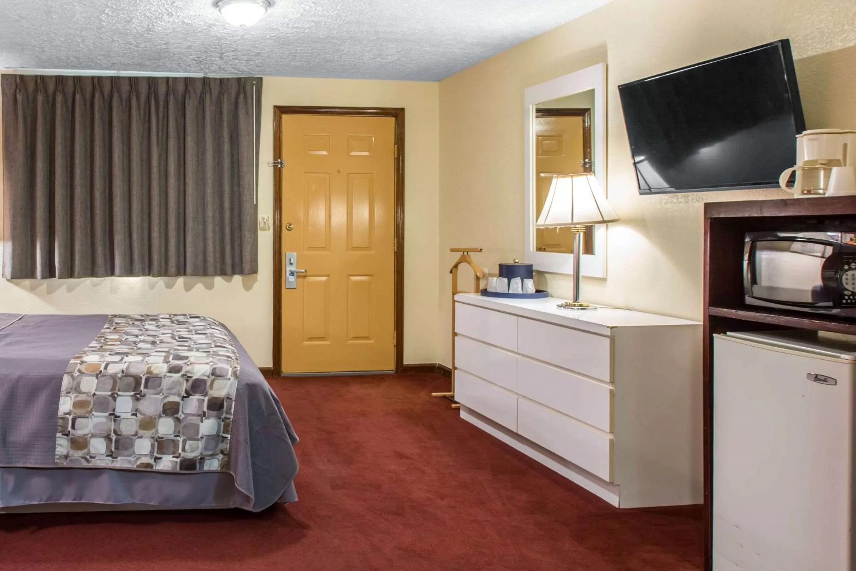 Photo of the whole room, Bed in Rodeway Inn & Suites Branford - Guilford