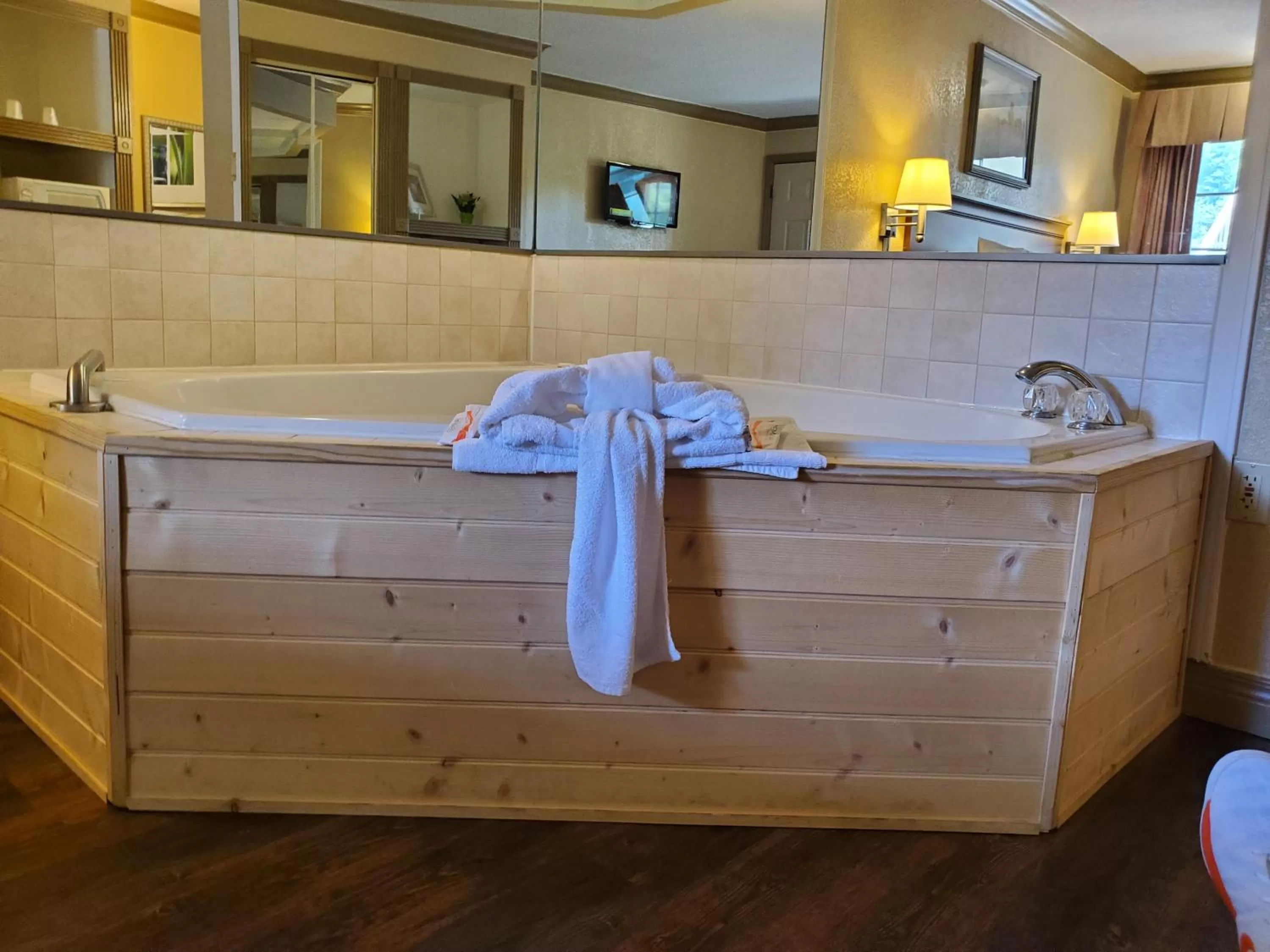 Bathroom in Colonial House Motel