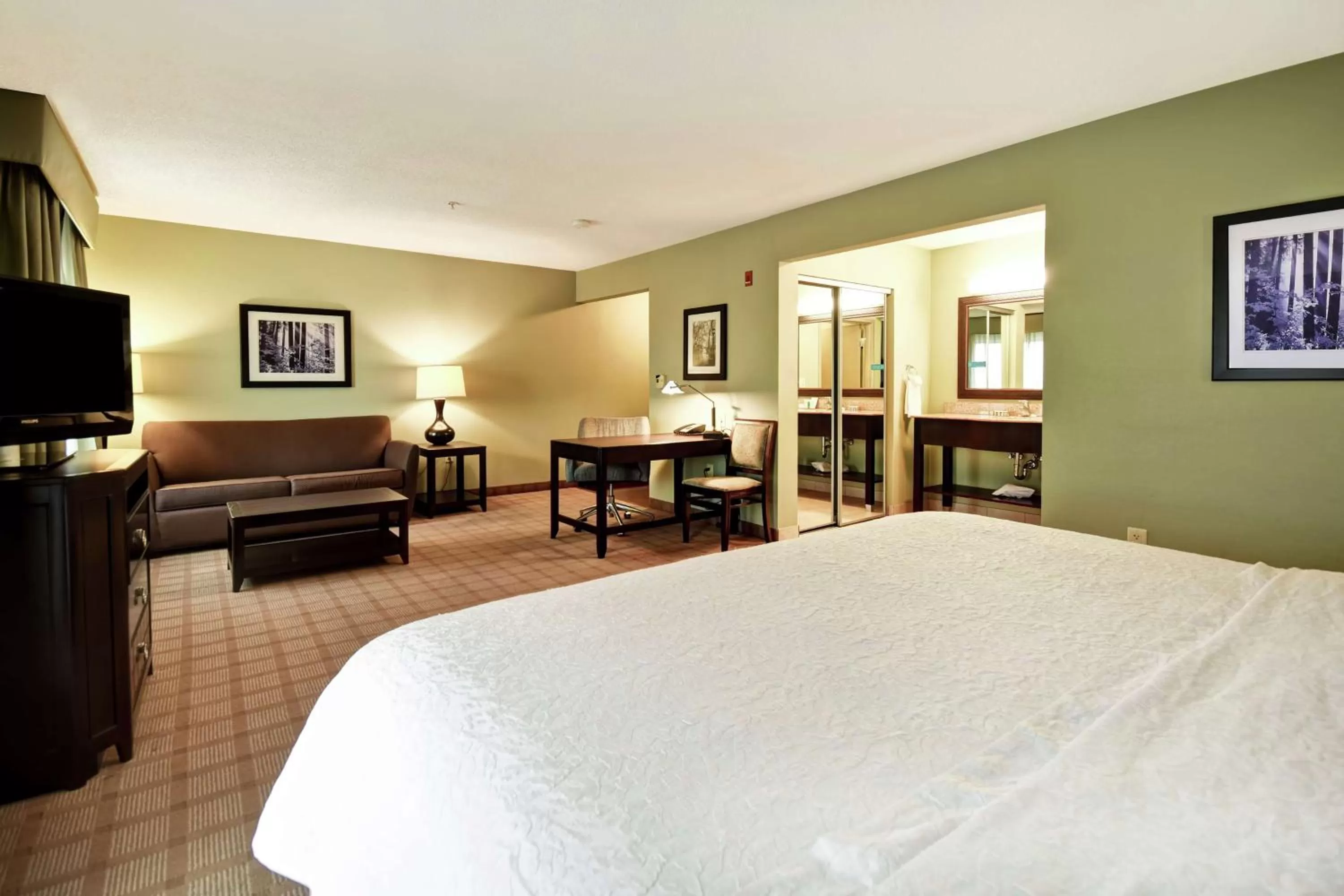 Bedroom, Bed in Hampton Inn & Suites Detroit-Canton