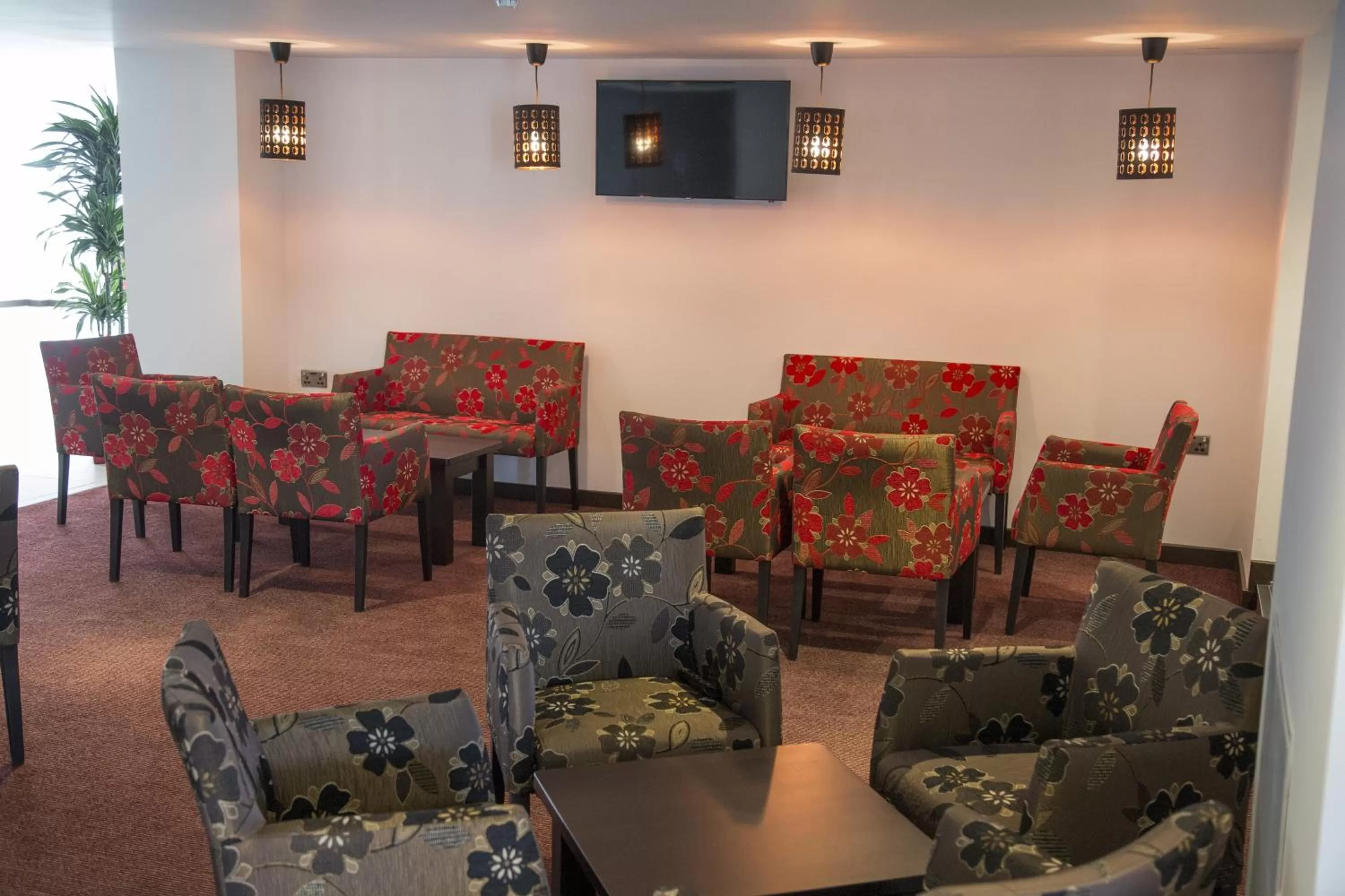 Communal lounge/ TV room in Ramada Milton Keynes