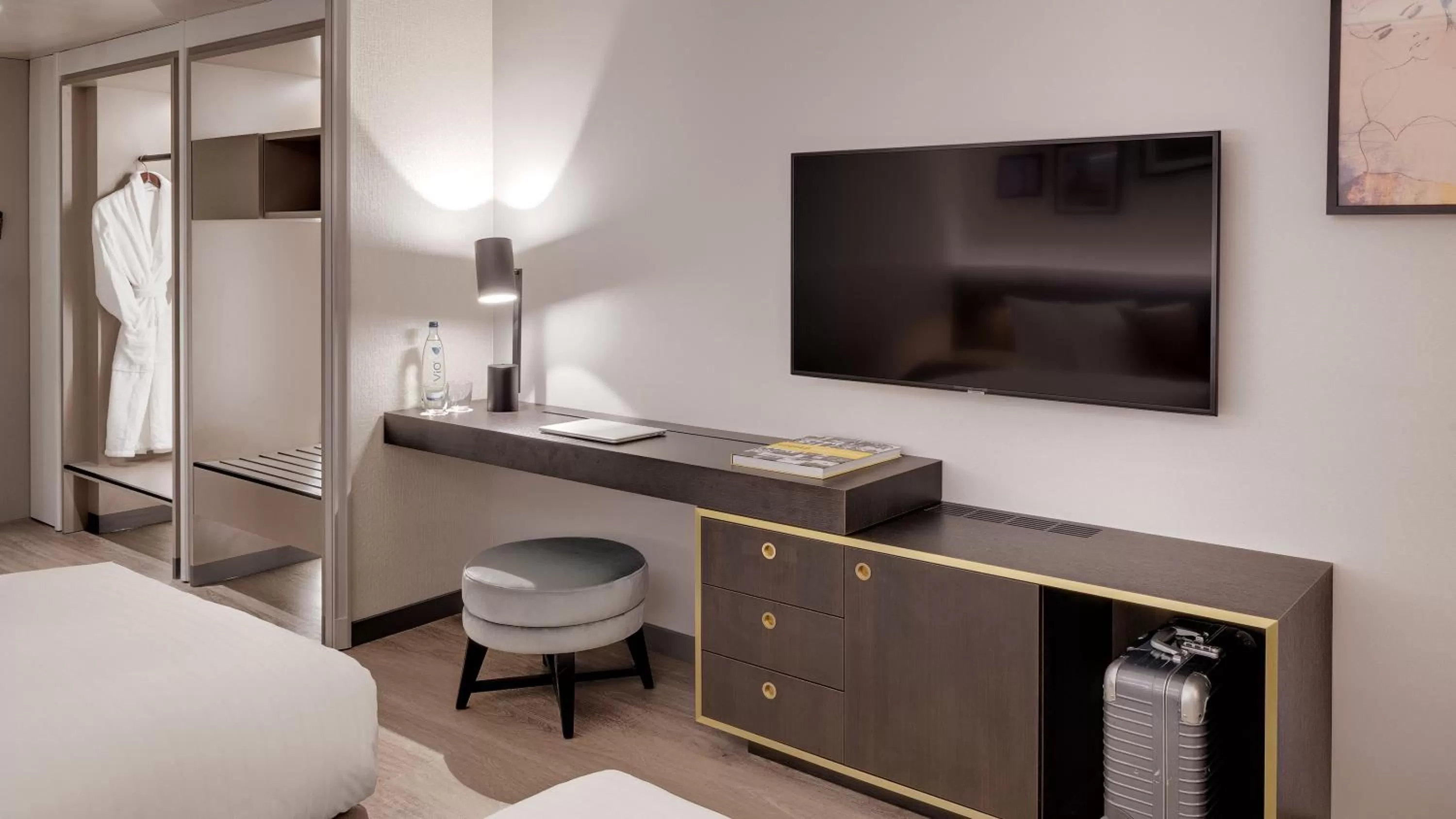 TV and multimedia, Bed in Bilderberg Bellevue Hotel Dresden