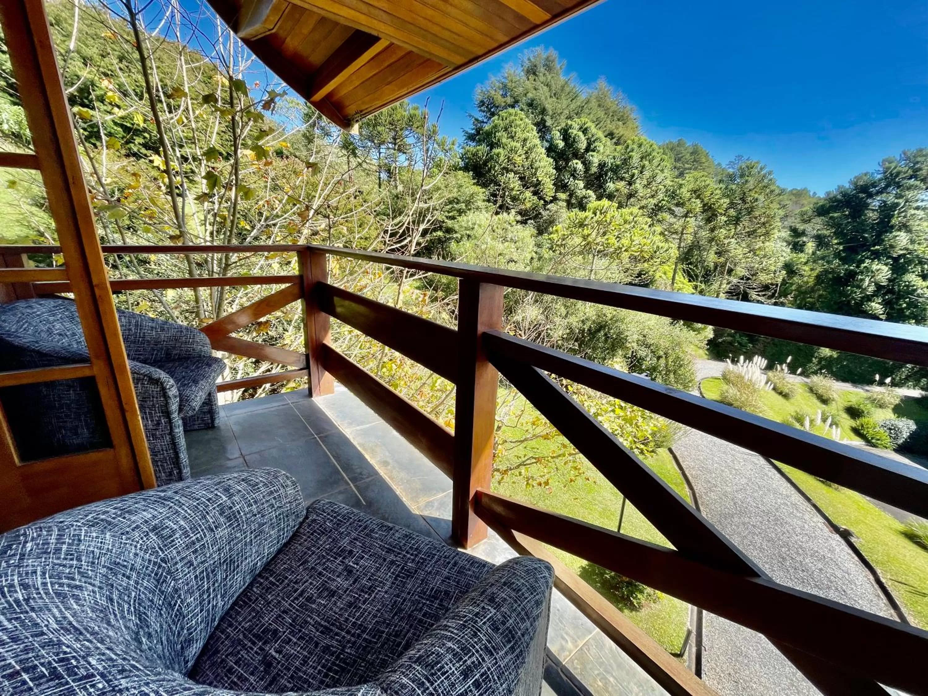 Balcony/Terrace in MineirINN l Piscina Aquecida e Hidro na Montanha