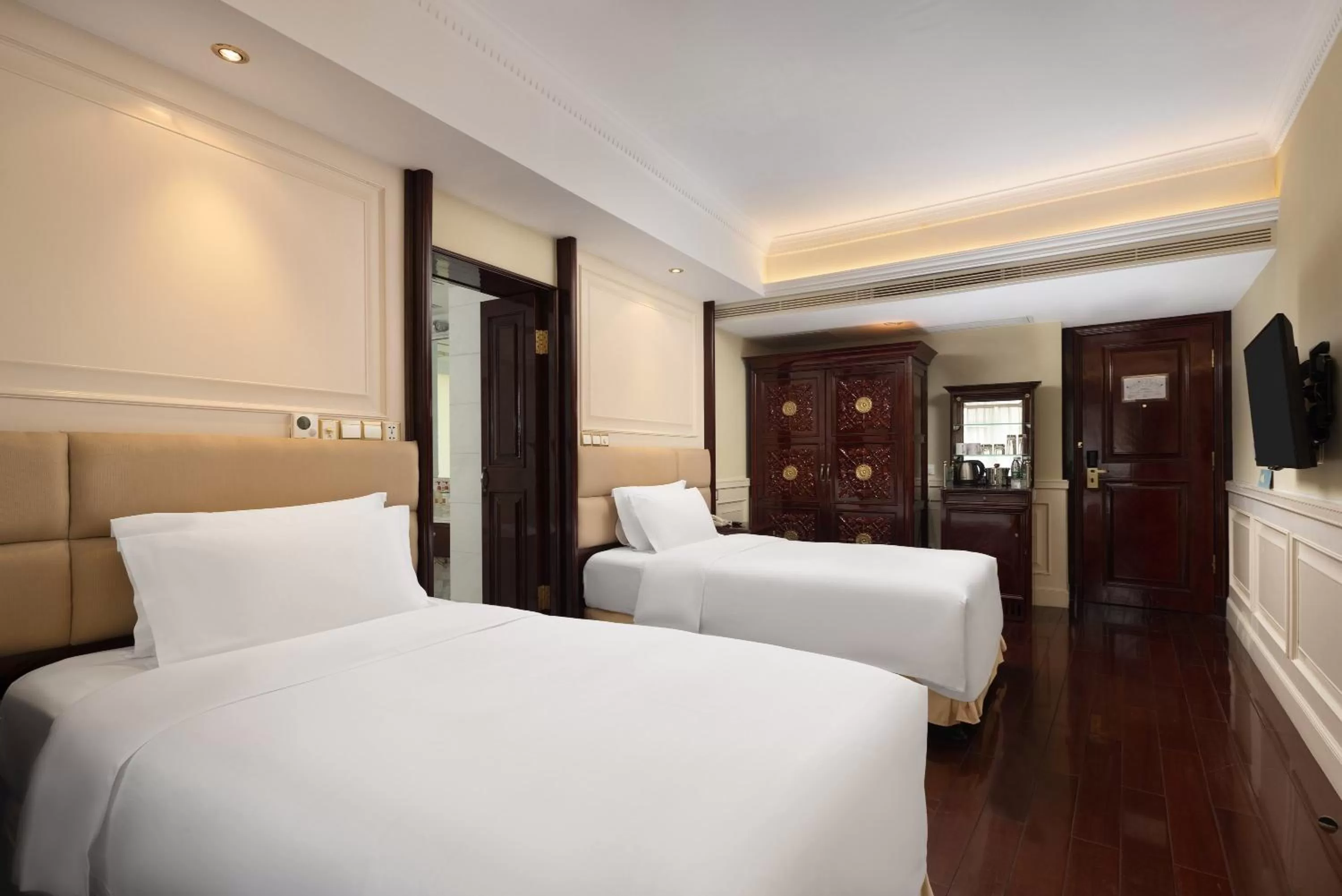 Photo of the whole room, Bed in Crowne Plaza Hotel & Suites Landmark Shenzhen by IHG