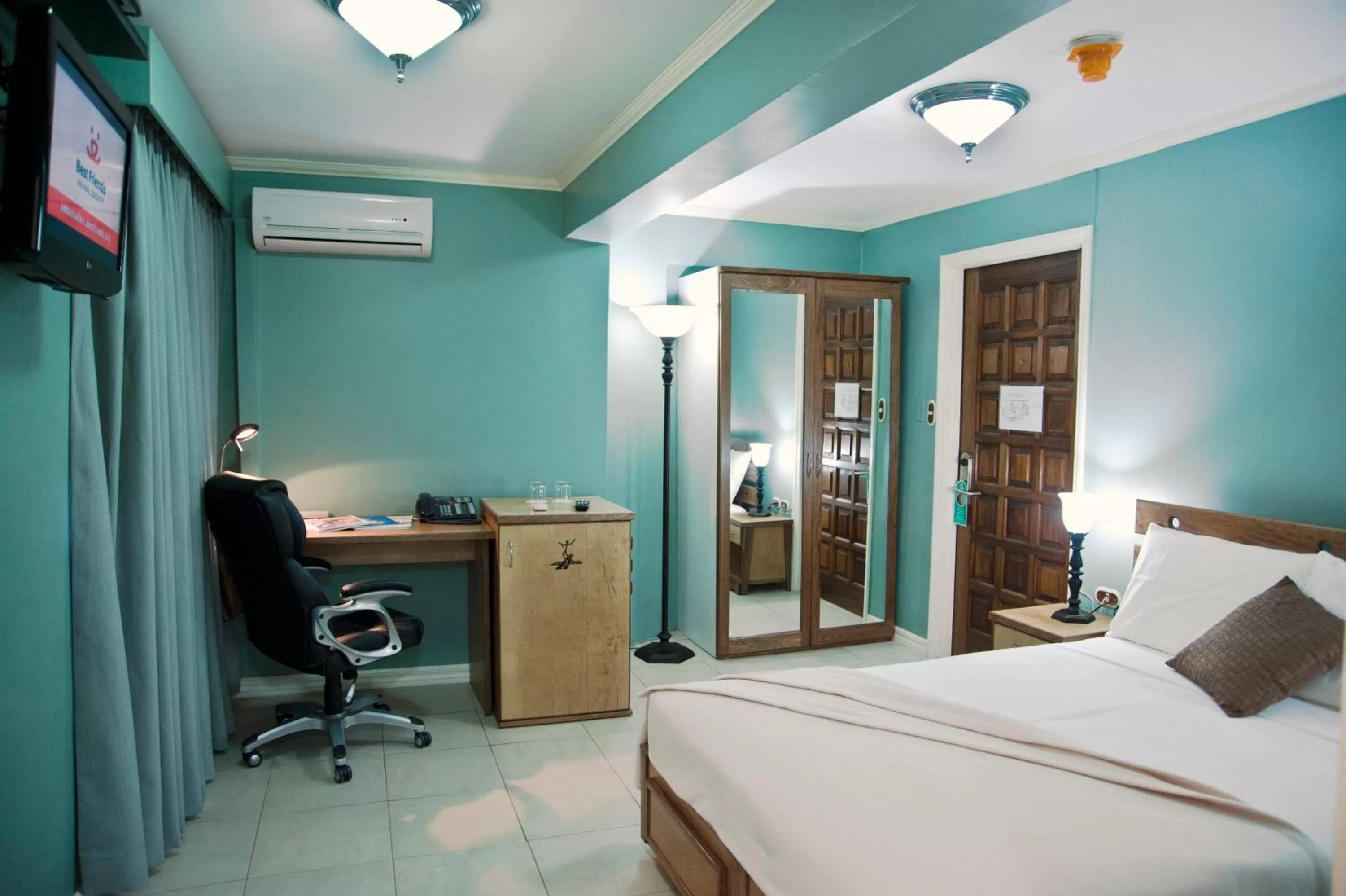 Bed in Culture Crossroads Inn