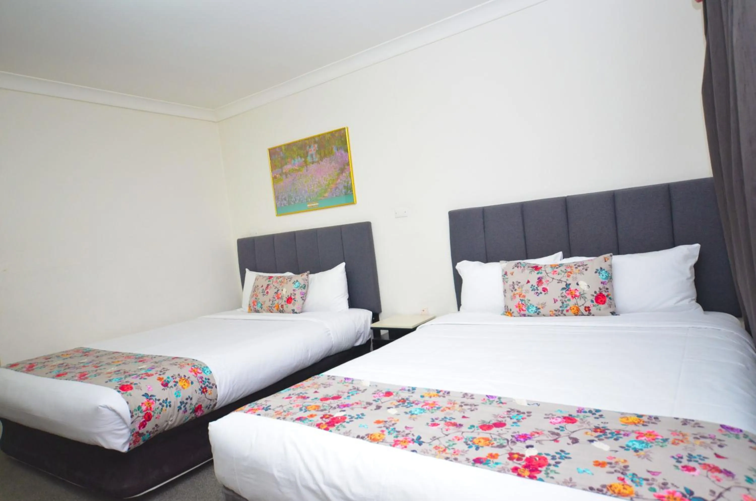 Bed in Ben Chifley Motor Inn