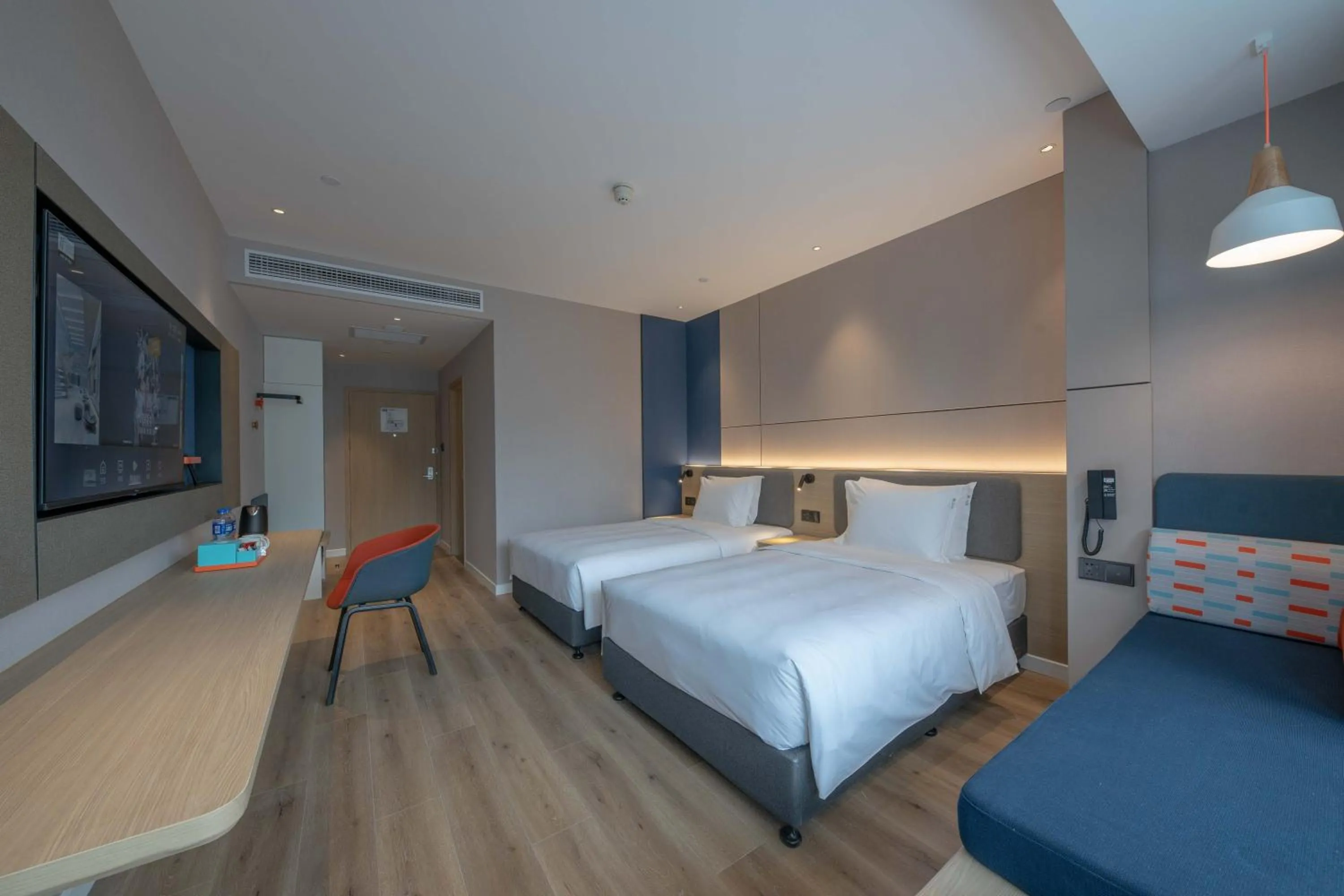 Photo of the whole room, Bed in Holiday Inn Express Chongqing Caiyun Lake by IHG