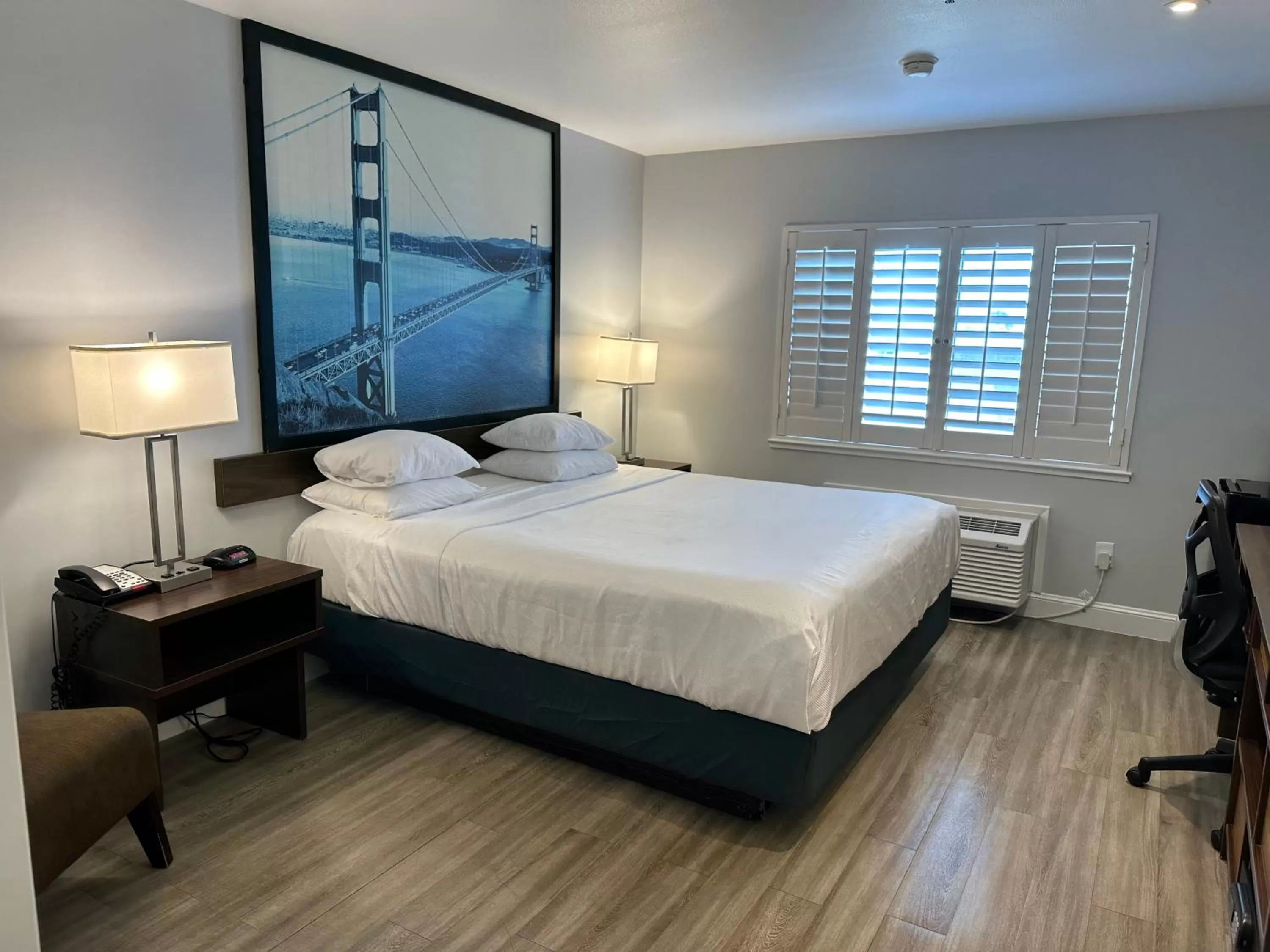 Bed in Super 8 by Wyndham San Bruno /SF Intl Arpt West